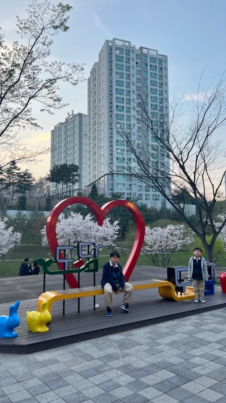 그래, 
너희도 지금 아니면 
엄마처럼 
청춘이 흘러 봄이 좋을지 모르니 
지금을 즐겨 
오늘이 일요일인게 아쉽고 
이대로 씻고 잠이 들어야 하는게 아쉽지만,

그래도 곧 사라질것 같은 벚꽃을 즐기고 왔다는게 좋지 
이렇게 아쉬운 마음이 남아서 또 좋다
천천히 와줘 봄아🌸 

#벚꽃놀이 #이문세 #봄바람 #너무좋잖아 🎶