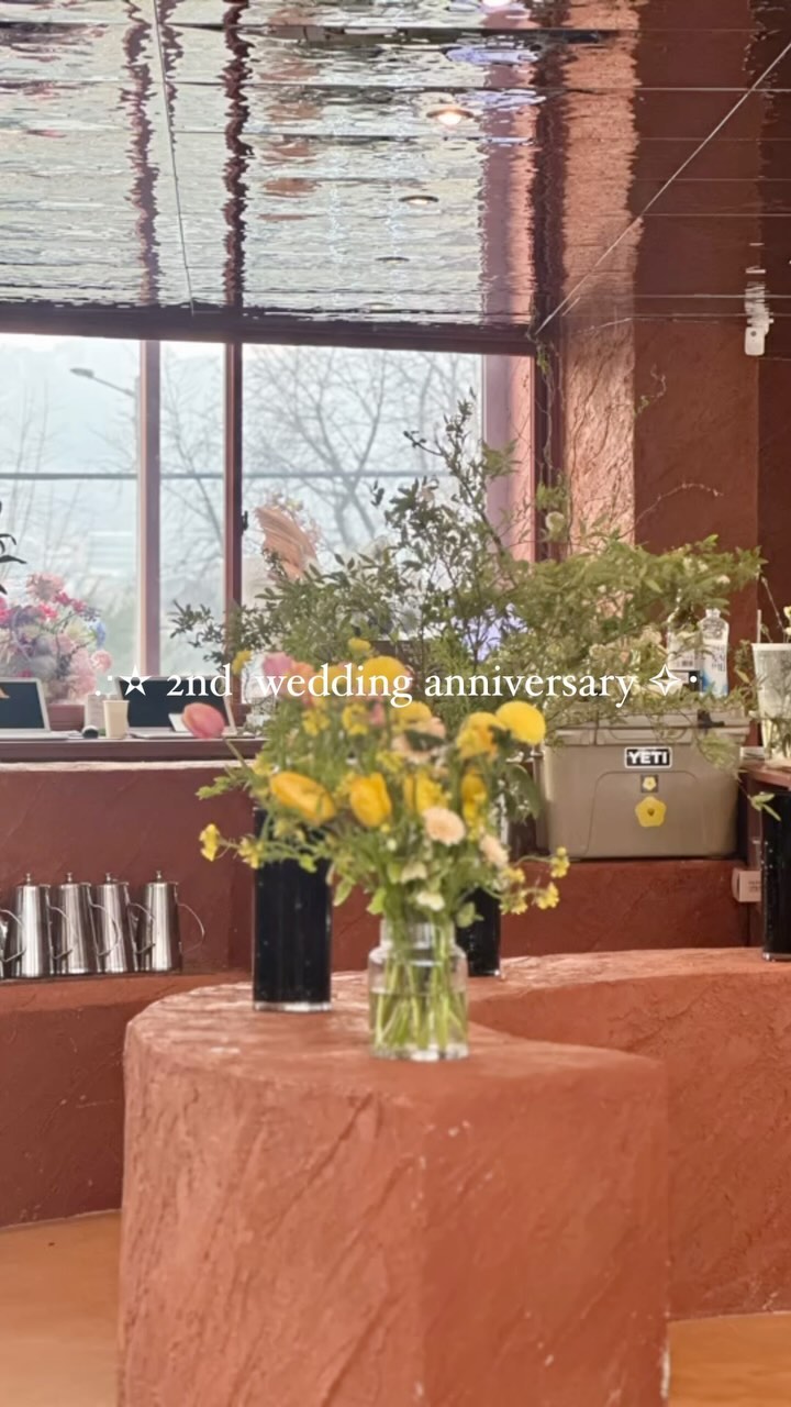 2nd wedding anniversary 😍❤️

광화문 꾸까 테라스에서 하는 다이닝을 예약해서 다녀왔어요
꽃에 파묻혀 살고 싶은 내 맘 가득 담아 
반반차 내고 너굴씨와 놀기 🕹️

#결혼기념일#직장인부부#일상#꾸까#광화문꾸가#테라스#다이닝