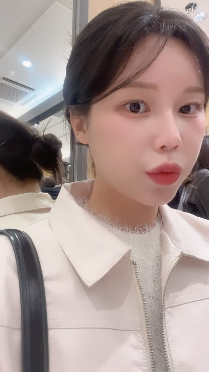 잘가 3월🩵🩷
4월 굉장히 기대중••

@da_seuly #부산 #봄 #4월 #busan #selfie #selstagram