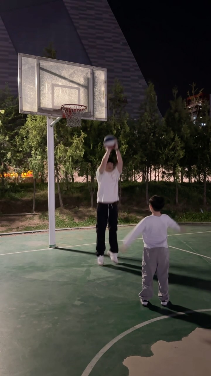 4월14일

아점먹고 나갔는데 깜깜해졌네?!
결국 아빠 불러내서 삼겹살 사먹고 밤운동🏀

#농구에빠짐
#방과후수업에
#농구추가
#라떼찾는애비
#아름다운광경