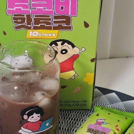 #협찬
홈카페☕️ 오픈~ 우리집이 아이스초코맛집이였네😍😍
아들이 넘 좋아하는 짱구~
귀여운 짱구 캐릭터 담은 핫초코라니!!
.
스틱으로 홈카페, 캠핑, 여행, 사무실 어디서든 간편하게 타서 
겨울엔 따뜻한 핫초코~ 여름엔 아이스초코~😁
.
물에 그냥 타서 먹어도 맛나고 우유를 더하면 풍미UP!
많이 달지않고 진하고 고급스러운맛이 어른이 먹어도 맛.있.다!
아이들은? 말해뭐해🤣🤣
.
짱구 메세지카드 모으는 재미까지 있으니 ~
초코비핫초고 구매각이죠?
.
▶️스마트 스토어 1일특가(1품목) 및 주말특가(4품목)
▶️4월25일~ 5월19일 가정의달 선물 이벤트 진행~
.
#아로마빌커피 #초코비핫초코 #아이스초코 #아이스초코만들기 #핫초코 #짱구핫초코 #부드럽고진한초코비핫초코 #핫초코추천 #홈카페 #짱구핫초코 #달달한핫초코 #카페스타그램 #맛스타그램 #아이스초코맛집 
@aromavillecoffee