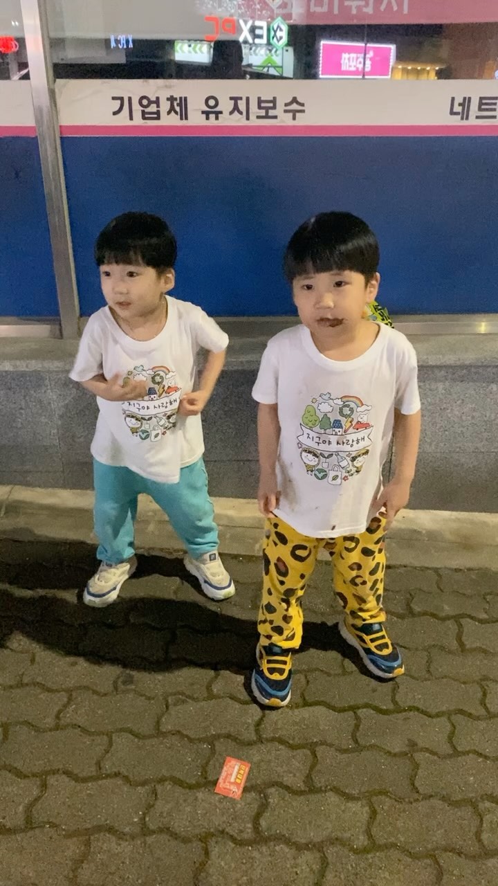 모두가 궁금해 하길래 공개하는 범수하민 토카토카 ㅋㅋㅋㅋㅋㅋㅋㅋ
랜선 이모, 삼촌들 기절하는소리 여기까지 들림