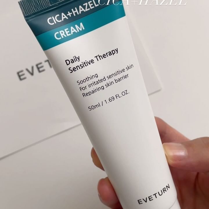 #협찬 

이브턴의 시카하젤 순진크림⊰✿ 과유분과 속당김 고민이신분들 주목! 부드러운 제형과 산뜻한 마무리인데 속건조를 잘 잡아주더라구요. 메이크업 전에 발라도 좋았어요. 이브턴 시카하젤 순진크림은 모공케어 성분인 위치하젤과 시카와 배합되어 유수분밸런스 조절 능력을 키워줘요. 미국에서는 위치하젤을 트러블 피부 진정 및 수렴제로 효율 적인 천연 식물 성분으로 인정하고 있다고 해요. 위치하젤 속 탄닌이라는 성분이 모공수축, 피지에 의한 번들거림을 방지까지! 과유분, 속당김이 심한 저는 너무 만족했어요. 왕추천🫧🎀

@eveturn.official

#협찬 #이브턴 #이브턴크림 #순진크림 #트러블진정 #크림추천 #피부진정 #시카크림 #보습진정크림 #트러블진정크림 #순한크림