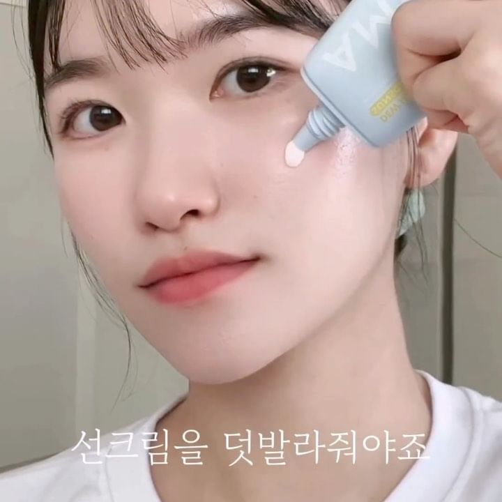 #광고 지만 요즘 애정하는 #어뮤즈 선크림 2가지를 소개해드리려고 해요☀️ 날씨가 풀리면서 햇볕이 점점 강해지고 있죠 외출 전, 선크림은 필수인데요! 데일리로 쓰기 좋은 선크림 바로 추천해드릴게요

⤵️ 어뮤즈 맑은 *수분 365 비건 선크림 
물터짐 효과로 청량하고 산뜻 촉촉하게 사용 가능!
수분크림처럼 촉촉하게 발리는 제형이라 화장 후에
덧발라도 전혀 밀리지 않더라구요 13종 피부 영양소가 가득한데 백탁현상도 없어서 맑고 투명한 피부표현이 가능해요 선크림 특유의 오일리함과 끈적임 없이 사용할 수 있어서 호불호없이 사용할 수 있을 것 같아요!

⤵️ 어뮤즈 베이지 *톤업 365 비건 선크림
요즘은 파운데이션이 너무 답답하게 느껴져서
#톤업선크림 으로 #파데프리 에 도전하고 있어요
6중 *올 세라마이드 / 밀도 높은 보습 케어의 식물성 피토 콜라겐 / 비타민 C의 유도체인 비타민 펩타이드 / 백옥같은 피부로 가꾸어주는 글루타치온까지 좋은 성분들로만 구성했어요! 예민한 피부는 아무거나 쓰면 트러블이 올라오는 경험 다들 해보셨을텐데 요 선크림은 알러젠 프리 향료 및 저자극 테스트까지 완료해서 데일리로 쓰기 딱이랍니다!

#어뮤즈프렌즈 #365비건선크림 #베이지톤업선크림 #맑은수분선크림