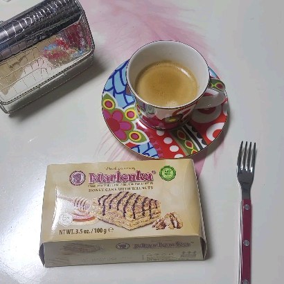 #협찬
이거 너무나 내스타일~~~~
완전 맛있는 말렌카 꿀케이크~~
쫀득하고 달콤해서 커피와 함께 먹으면 정말 꿀조합이예요
중간중간 씹히는 호두는 또 왜이렇게 식감이 좋고 고소할까요
 말렌카의 다양한 디저트를 카페에서 만나볼 수 있으니 저도 당장 사먹을래요

@marlenka_kor
#말렌카 #꿀케이크 #허니케이크 #디저트 #말렌카꿀케이크 #호두꿀케이크 #코코아꿀케이크 #먹스타그램 #카페디저트 #꿀디저트 #카페메뉴추천 #디저트스타그램 #달달한 #맛스타그램 #디저트추천 #케이크맛집 #디저트맛집 #초코말렌카 #호두말렌카