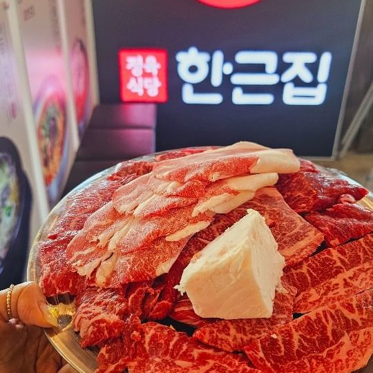 #협찬
#한근집

엄마와 팔당데이트겸 다녀온 한근집이예요!

한근집'은 각종 방송과 유튜브에서도 봤던 
현주엽 맛집식당이다 보니 더 기대했는데요~

 소고기 가격도 합리적인데 부드럽고
 퀄리티 또한 훌륭해서 주변을 보니 
어르신들 모시고 온 가족단위 손님들이 많더라요!!
저도 엄마가 넘나 좋아하셨어요..

특히 고기와 메뉴도 좋았지만
 깻잎, 대파 김치, 고추절임도 맛있고 
저랑 엄마는 대파김치가 정말 집에 
포장해 가고플 정도로 맛있어서 계속리필ㅋ

 팔당 드라이브 코스에 위치하고 
하남 스타필드랑도 가까워서 
가볍게 다녀오기 딱 좋더라구요!

간만에 엄마랑 둘이 데이트해서 넘좋았네요~
꼭 가보세요!

 ⁃한근집 팔당- 주소: 경기 남양주시 와부읍 경강로 890  영업시간: 매일(11:30~22:00), 라스트오더 21:00

 한우특수부위모둠(500g): 69,000원 
한우육회(150g): 19,000원 
한우국밥: 10,000원 
한우된장죽(2인분): 9,000원

#협찬 #남양주맛집 #팔당맛집 #남양주한우 #남양주고기 #팔당한우맛집 #남양주정육식당 #남양주식당 #남양주고기집 #남양주고기 #팔당고기 #팔당고기집 #한근집