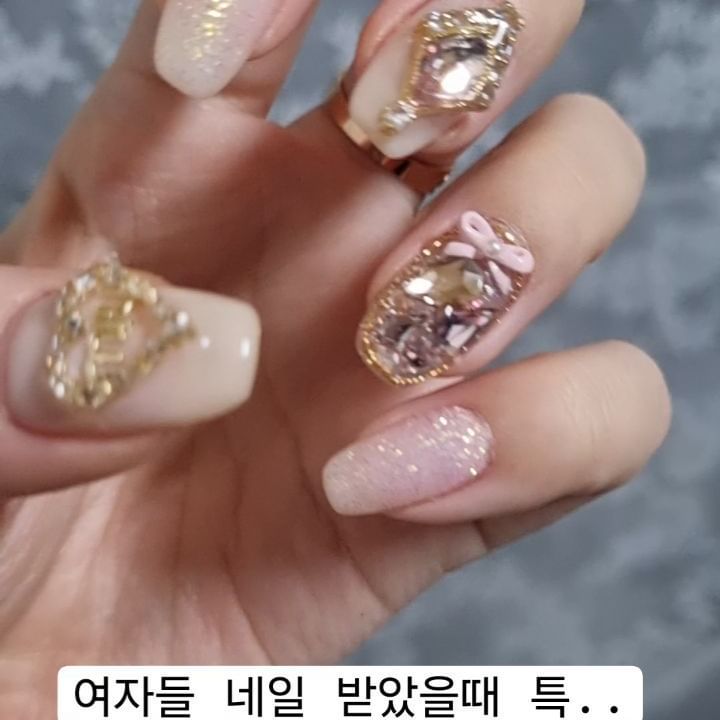 나만 이런거 아니지?🤭🤭
근데 새끼 손가락 반지.. 머리카락에 계속 끼인다던데
안끼이는데?
대신 코딱지를 못파네🤣🤣
콧구멍 작아서 새끼 손가락만 들어가는데...;;;

#나만이런거아니지#네일받은날#자꾸손톱만봐#반지네일💍 #릴스재미들림