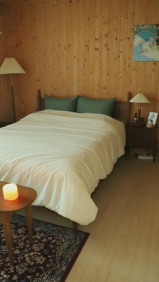 #광고 | What's in my room?🛌 

신혼집에서 제가 가장 사랑하는 공간은 주방과 안방, 그리고 거실이에요.

주방은 항상 보여드리니 오늘은 주방 다음으로 제 피드에 자주 등장하는 안방의 모습을 좀 더 넓게 보여드릴까봐요🙈

편백나무로 둘러쌓인 이 침실은 저희 집에서 가장 매력적인 공간 중 한 곳인데요, 온전한 쉼과 숙면을 위한 공간으로 꾸미고 싶어서 많은 가구는 두지 않았고 따뜻하고 편안한 분위기의 우드톤으로 연출했어요.

침실을 꾸미면서 가장 많이 신경을 썼던 것이 바로 침대와 협탁, 그리고 조명이에요.🌟

요 조명, 가끔 피드에 등장할 때면 어디 제품인지 물어보시는 인친님들이 계셔서 오늘의 주인공으로 가지고 와봤어요!

오늘 소개드릴 이 빈티지한 디자인의 조명은 스칸디디자인 제품이에요.

100% 수공예, 국내제작 상품인 점이 너무 맘에 들었던 제품인데요, 특히 당김줄을 사용해서 조명을 껐다켰다 할 수 있는 부분도 너무 좋답니다.

온오프 스위치가 따로 있는데 한번도 사용해 본 적이 없어욬ㅋㅋㅋ

사실 이 당김줄로만 1년 반 넘게 사용했더니 당김줄이 빠져버려서 신랑이 고쳐주긴 했는ㄷㅔ..
ㅋㅋㅋㅋㅋㅋㅋㅋㅋ

이 부분이 살짝 아쉽긴하지만 나머지 장점들이 너무 커서 요걸 감안하더라도 아주 만족하면서 사용하고 있는 아이예요.

스칸디디자인에서 B급 세일을 하면 더 저렴하게 구입할 수 있으니 관심있으신 분들은 B급 세일 기간, 꼭 노려보셔요!😁

요 조명에 대한 더 자세한 리뷰는 220 코드앤코드 앱에서 제 아이디 "horang.kitchen"을 검색하시면 확인하실 수 있어요❤️

(조명 또 사고 싶ㄷ..!🙈)

#220서클멤버8기#220코드앤코드#220cordncode