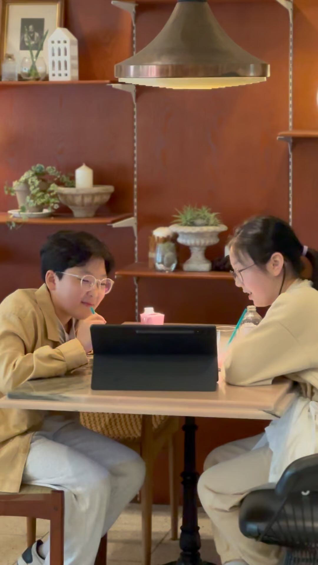 우리집 소년과 여 . 사. 친 

👧🏻이모 학원 시간이 조금 남아왔어요.

라고 오는 모습에 주스한잔씩 주면서 학원시간 기다리는 둘의 모습을 보니 귀여워서 🙈

하루가 다르게 커가는 둘 정말 많이컷다.  무럭무럭 잘자라자 🙂

#륭군맘일상#륭군네테이블#륭군맘#와이프앤허즈번드#와앤허#와이프앤허즈밴드#아들맘#아들스타그램#무럭무럭자라는중🌱#여사친남사친#귀엽다