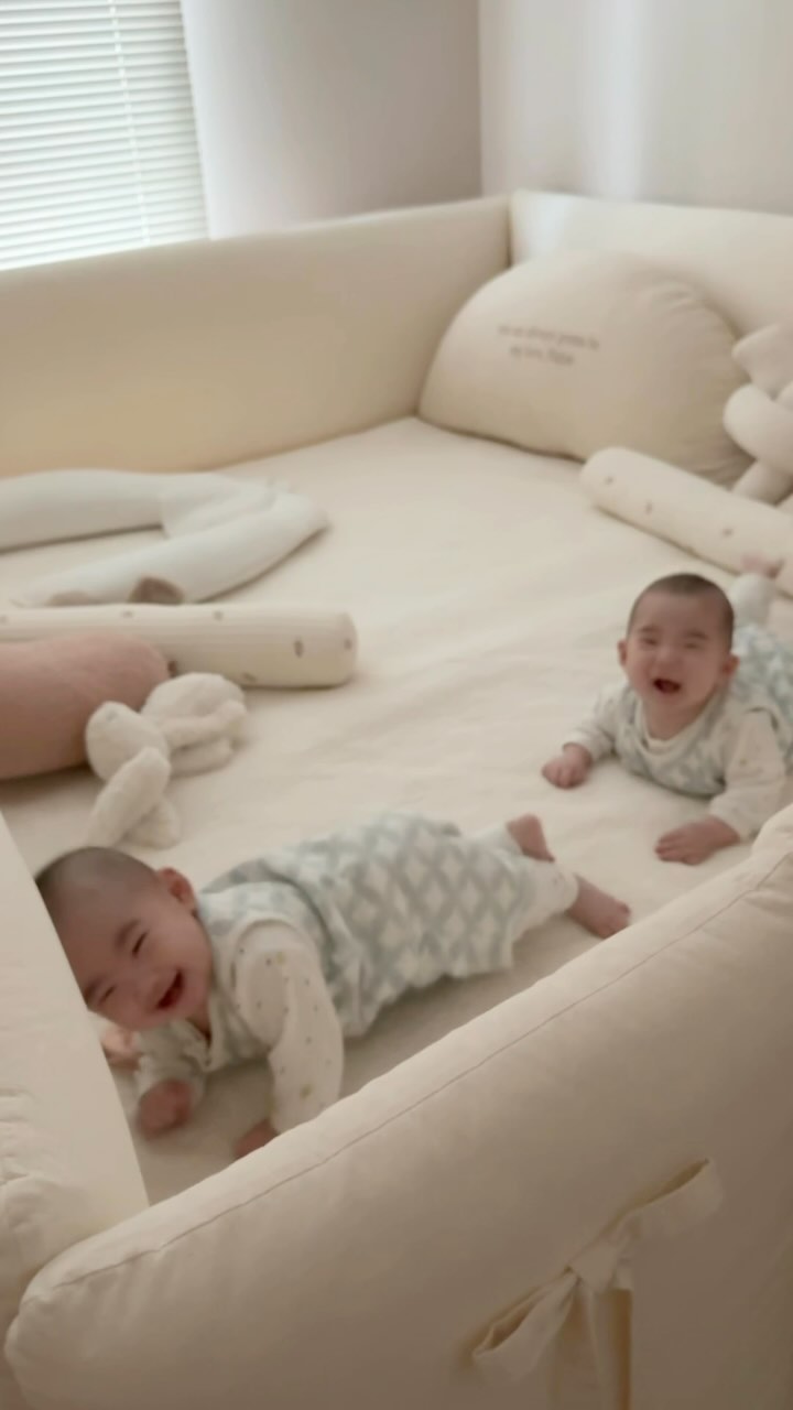 태어난지 200일하고도 1일째🤍

서툰 엄마를 만나 우당탕탕 크느라 고생많은 둥이들
그럼에도 불구하고 예쁘고 건강히 사이좋게 자라줘서
늘 고맙고 대견한 마음 뿐🕊️

여름에 태어나 가을겨울을 보내고
넷이 처음 맞이하는 봄은 조금 더 설렐 것 같다🌱

우리의 에피소드는 지금부터 시작💗

#파티는다음주에
#200일영상
#쌍둥이육아중
#아들둥이일상
#흑토끼띠아가들