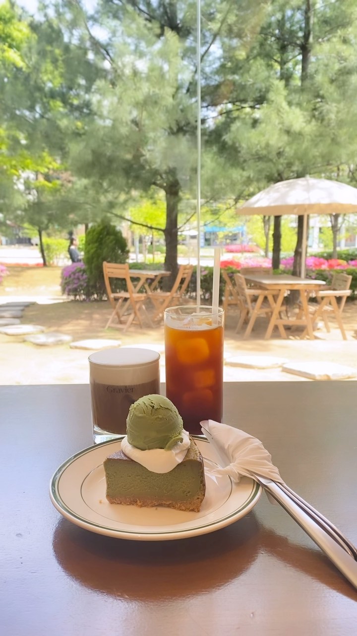 #협찬
동편마을 카페거리 햇살맛집 #그라비에 다녀왔지요
근래 다녀온 카페 중 손에 꼽을 정도로 감각적

요즘같은 날씨에 책보면서 힐링하기 
너어무 좋은 #동편마을카페거리💚

찐득한 시즈오카 말차치즈케잌 또먹고싶당...🤤

✔️그라비에
▫️경기 안양시 동안구 동편로183번길 40 1층
▫️매장 앞 주차 3대 가능
▫내부화장실, 테라스좌석, 디카페인 
▫️아메리카노 5.0 콜드브루아인슈페너 6.8 시즈오카말차치즈케잌 9.0

#동편마을카페 #동편마을맛집 #동편마을케이크 #안양카페 #안양카페추천 #인덕원카페 #인덕원역카페