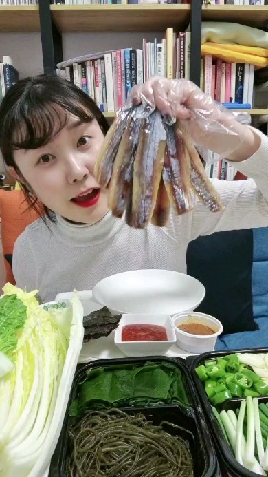 크으~  배에서 갓 잡아 온 
생물청어로 만들어서그런지 기름좔좔❤️

지난번에 할머니집에 햇청어과메기 보내드렸었는데
전화 잘 안하시는 할무니가 
보내 준 과메기 너무맛있었다며 전화하셨더라구요!ㅋㅋ

전화로 맛표현을하시는데 
너무 땡겨서 저도 질러버렸ㅋㅋㅋㅋㅋㅋ

이번 과메기는 독도사랑과메기인데
청어라 긍가 진짜 기름 좔좔~
채소도 (알배추/쪽파/마늘/고추/다시마/꼬시래기/김) 
아낌없이 팍팍주시고 
갈치속젓이랑 초장까지 세트로오니까
그냥 택배 받는 순간 상차림 끝!

❗️ 과메기 맛있게 먹는법
죄다 싸그리싸서 먹으면 됨ㅋㅋㅋㅋㅋㅋㅋㅋ

아참 긍정이 이번 주말에
친구들이랑 놀러가기루했는데
독도사랑과메기 야채세트 시켜서
또 한상 지대루 차려봐야겠어요❤️

🔅 독도사랑과메기 @dokdosarang.food 

계정타구 들어가시면 
프로필링크에 스마트스토어 구매하기있어요!

카톡문의 : 카톡에서 ‘’ @독도사랑 ‘’ 검색-주문
24시간 주문/문의 : 010-4377-6224 또는 DM

#청어과메기 #과메기 #명품과메기 #구룡포과메기 #포항맛집 #포항과메기 #과메기배달 #과메기택배 #죽도시장 #과메기야채세트 #과메기맛집 #죽도시장과메기 #맛스타그램 #먹스타그램 #집밥