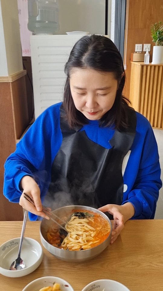 좋아해요 아니, 사랑해요...❤️

긍정인 탄수화물 중독자에요 - TMI
그래서 짬뽕 칼국수 요딴거 
어마무시하게 좋아하구 사랑하죠:)

주말엔 해장 겸 드라이브하러
운정신도시 한바퀴돌다가 야동동? 쪽으로갔는데
장칼국수집이 딱!!! 있는거에요?
신나서 처들어 갔는데 대박!!!!!

쫄깃한 면발에 감자도 호박도 들어있고 
적당히 칼칼한 국물이 일단 미침!!
이거 완전 강릉에서 먹었던 장칼국수잖아❤️

가격은 9,000원인데
밥은 무제한 셀프로 갖다 먹을 수 있어서
긍정인 밥도 말았어요 씨익😏

밥 푸는데 앞에 벽사이로 조리하시던 사장님이 
많이 드세요~  하시는데
감삼다!!!!!!! ㅋㅋㅋㅋ너무 우렁찼나...?

한그릇 조지면 땀구멍 열리는 곳!!
이사와서 긍정이가 찜콩한 맛집 중 하나!
여기는 '강릉장칼국수&국밥 파주점 '입니다❤️

#이사한지_한달됨
#아직도_길잃고다니는중
#정신차려이친구야 

#장칼국수 #파주장칼국수 #운정신도시맛집 #당하동맛집 
#장칼국수맛집 #칼국수추천 #강릉식장칼국수 #강릉장칼
#파주칼국수 #운정칼국수맛집 #운정신도시