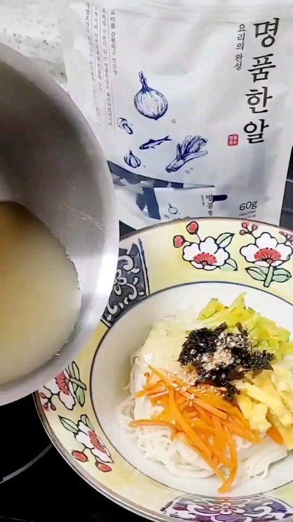 #협찬 ◀️명품한알▶️로 
명품요리 만드실분들에게 강추

요리 못하는분들 
편하게 요리하고싶은 분들
가정의 달 특가로 할인중이니 무조건사세요
물에 잘 녹고 진짜 맛있어요

✔️300ml에 우려서 진한 육수 
✔️4가지 건조법으로 
✔️19가지 재료의 특성에 맞춘 건조. 
✔️비린내 없이 감칠맛 가득한 진한 육수맛

국수 좋아하는가족위해 준비한
🎁🎁요리꿀템 🎁🎁
요리가 너무 쉬워지니 
자꾸만 요리하게 되는듯~

국,찌개,탕 국물요리부터
무침,계란찜들 다양하게 
활용가능한  재료에 활용
(쉽게 부서지는 명품한알
숟라각 또는 개별포장상태에서 
손으로 으깨면 가루가 된답니다)

👉지금특가중 득템하세요
https://smartstore.naver.com/jwellfood/products/10239600234

@honeyfood_j
#협찬 #명품한알 #육수 #간편 #멸치다시마 #멸치육수 #코인육수 #초간편레시피 #육수한알 #한알육수 #육수추천
