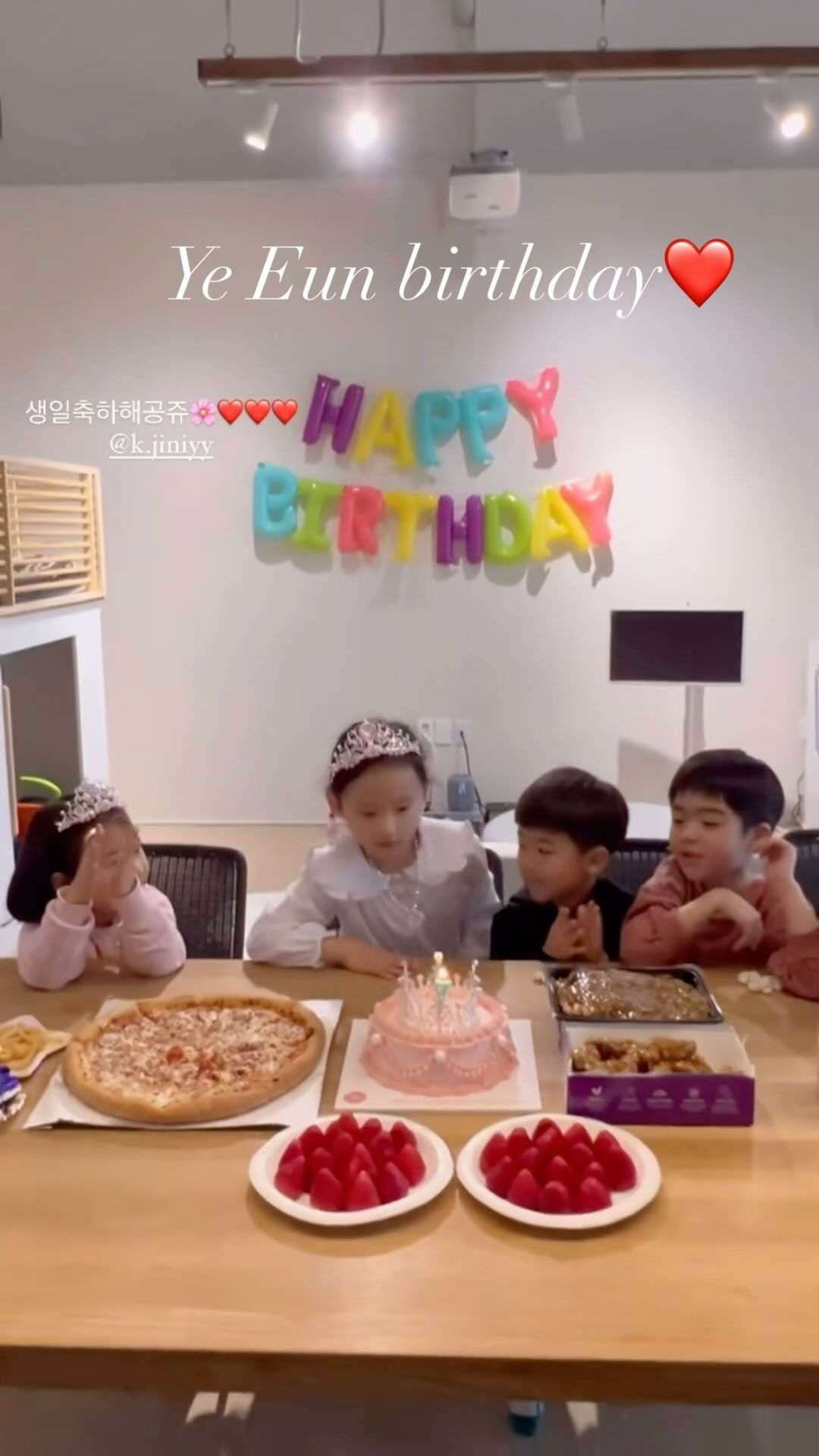 옌이를 위해 한 달 전부터 키즈풀 대관 하고 친구들도 초대해두고, 
애정 하는 회원님 케이크 가게에서 케이크도 맞추고:) 
준비하는 동안 기뻐할 예은이를 생각하니 우리 부부는 더 행복했다. 
아이란 그런 존재 😌
모두들 시간 내 자리해 줘서 너무 고맙고 감사합니다.
우리 올해도 내년도 더 재미있게 지내요.
3월의 예은아 태어나줘서 고마워💞