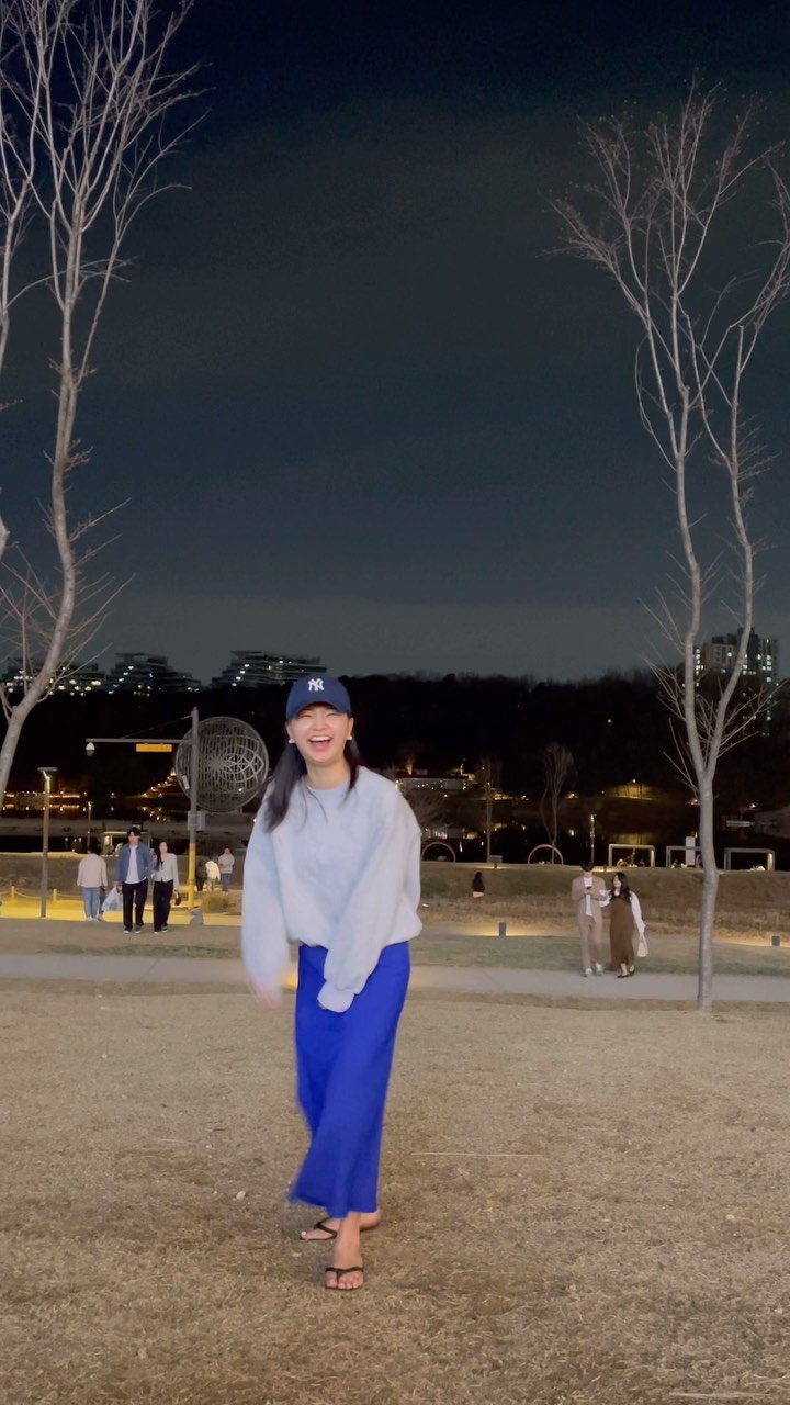 .
내가 정말 좋아하는 사람을 만났구나 느끼는 때는 
잘생기거나 능력 좋은 사람이 결코 아니고 
같이 있으면 약간 둘다 이상해지는 사람인 것 같다
함께 있으면 너무 좋고 즐거워서
약간 바보가 되는 그런 사이🤪