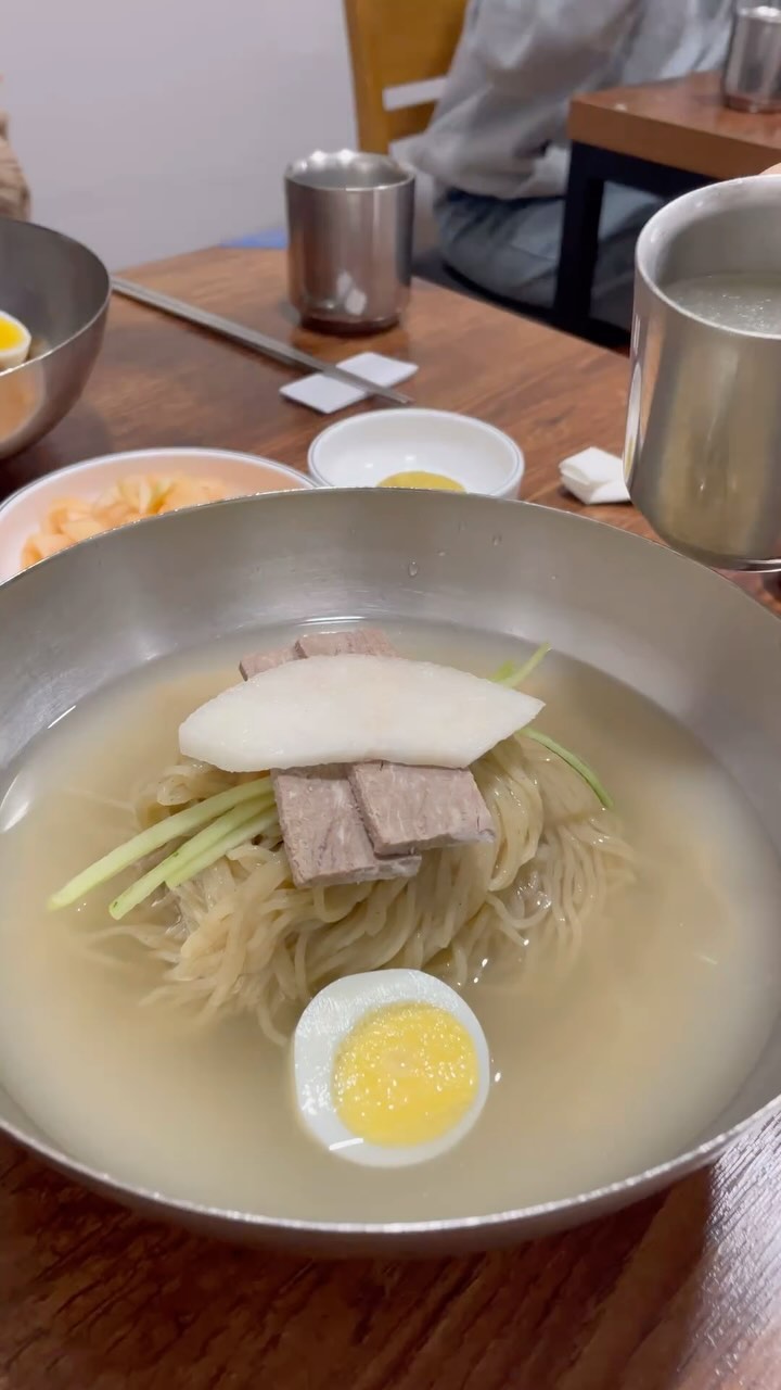 서울 3대 평양냉면 맛집인 #을밀대 강남점🍜

첫 육수를 먹어보면 마늘향?도 나면서 살짝 간이되어있어요~ 
뭔가 익숙한맛인듯한게 소고기국 차가운버젼이랄까🤔
처음에 면을 다 풀지않고 살~짝 육수에 적셔 먹으니 와우👏🏻
구수하고 부드럽게 쫄깃한면이 면만 먹어도 맛있을 것 같아요🥢
직접 눌러뽑는면이라 우툴투둘한 면의 쫀득한 식감이 매력적이에요!
이집만의 중독적인 특색이 있기에 백년맛집으로 인정!
🏷️주문 팁
좀 잘드신다 하시는분은 주문시 양많이 요청하면 많이주신답니다!
“거냉양많이“(얼음없이 양많이 달란 뜻)
평일에 직장인들이 소중한 점심시간 쪼개면서 웨이팅 해도될만큼
맛집인 을밀대 강남점🍜 추천드립니다~:)

#평양냉면맛집#서울3대평양냉면#냉면맛집#서울냉면맛집 
#강남맛집 #맛집투어 #냉면맛집 #강남역맛집 #강남핫플