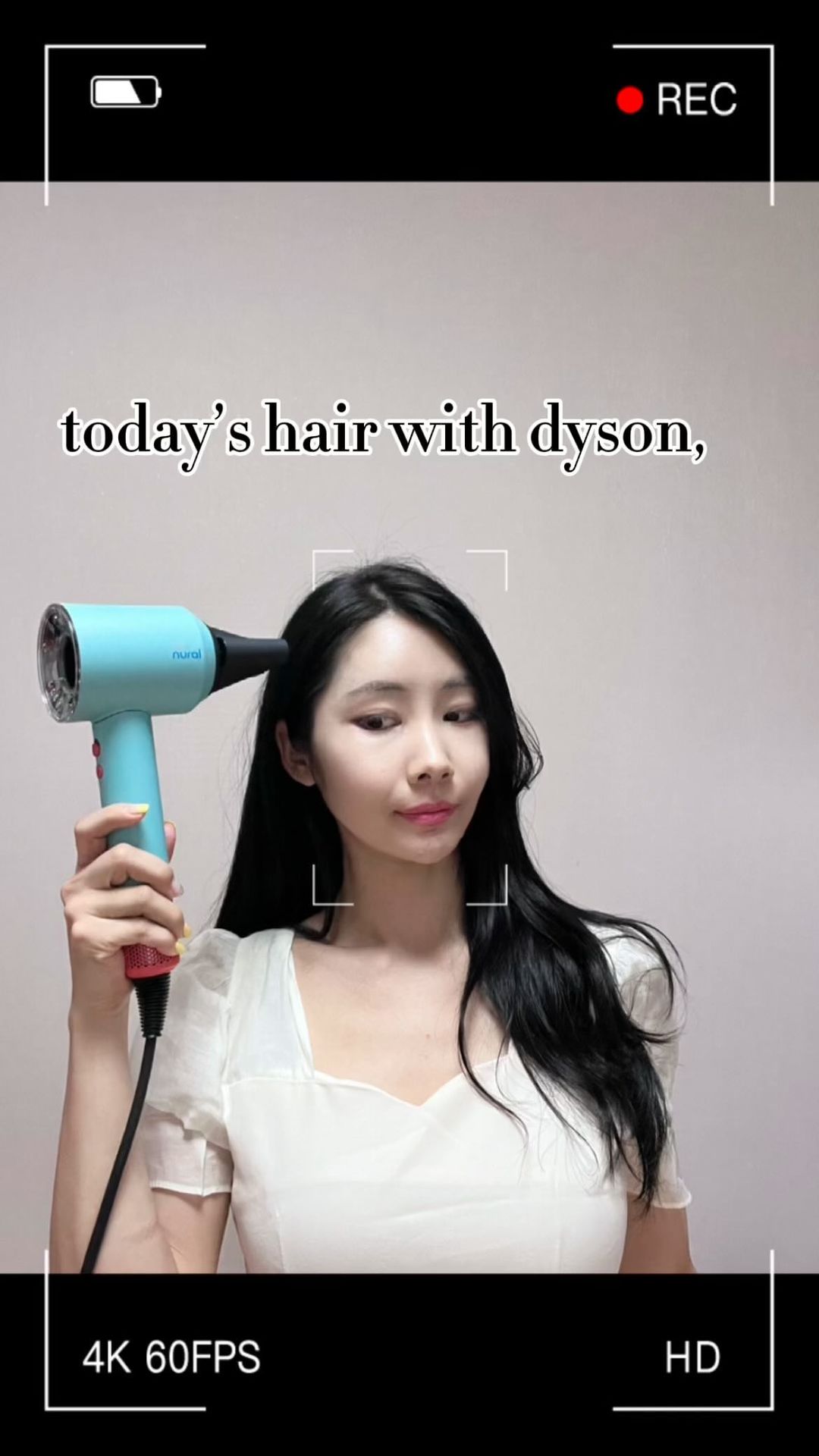 #광고 다이슨💌 @dyson_kr @dysonbeauty
이번 시즌 컬러가 이쁜 다이슨 슈퍼소닉 뉴럴🐸💚

-

다이슨 슈퍼소닉 사용으로 케어하고 외출 하는 요즘,🔮✨

근래 모발 손상을 막고 건강한 두피를 유지하는데 큰 관심이
있었는데

💌다이슨 슈퍼소닉에는 두피 온도를 유지하는 두피 보호 모드로 사용해요,
(영상에서 두피에 가까워지니 온도가 자동으로 내려가요,
빨강>노랑💛)

💌스타일링 노즐을 통해서 가장 잘 맞는 온도와 바람으로 자동 진행!

💌다시 설정 할 필요없이 사용자의 맨 마지막 설정을 기억 해서
자동으로 적용되는 스마트함,,🧸

💌자동으로 움직임을 감지해서 사용하지 않거나 다른 곳에
내려두면 작동하던 다이슨이 자동으로 비활성화를 진행하는 
일시정지 감지기능 탑재💎

뉴럴 헤어드라이어라 드라이 기능만 
있을 줄 알았는데 4가지 타입으로 스타일링 모드,
특히 제가 영상에서 사용하는 플라이어웨이 스무더 노즐로
편리하게 드라이도 스타일링도 진행한,

신기했던 다이슨 슈퍼소닉 뉴럴이에요,💌🔮✨