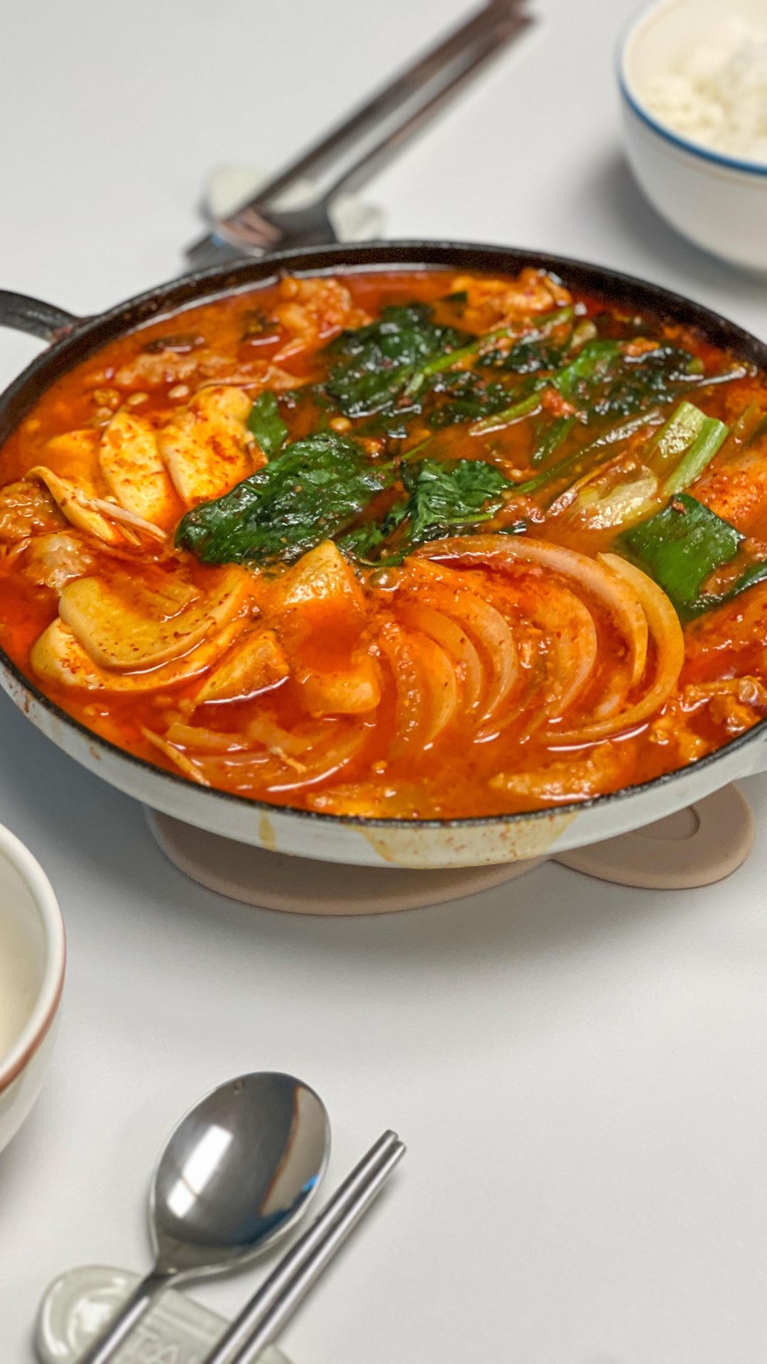 #제품제공 #밀프레드

가끔은 맛있는 곱창전골도 먹어주기 !
먹으면서 캠핑가서 먹으면 너무 찰떡일 것 같았다 내가 준비할거라곤 물과 냄비뿐 ☺️ 고기는 당근이거니와 야채가 너무 신선해서 담 캠핑엔 꼭 사가자며 우동사리에 볶음밥으로 마무리 ❤️

🥄문현전통한우곱창전골

#곱창전골 #밀키트 #집들이음식 #캠핑요리 #술안주 #문현전통한우곱창전골 #한우곱창전골 #소곱창전골 #맥주안주 #소주안주 #야식  #신혼살림 #신혼밥상 #신혼스타그램 #럽스타그램 #밥상 #신혼부부 #스타우브 #스타우브알라딘팟 #스타우브웍