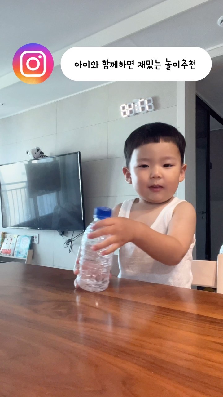 ⠀
먹다 남은 생수병으로 아이와 즐겁게 놀 수 있다 !
적당히 먹은 생수병이 있길래 한 번 보여줬는데
바로 흥미를 가지며 따라하던 론니 !
남들은 이미 다 해보고 지난 물병세우기이지만
우리는 진지함 ㅎㅎ
⠀
카메라보며 노룩으로 성공한게 더 대박임 ㅋㅋ
우리 론니 잘한다 잘해 멋져부러👏👏👏
⠀
⠀
⠀
#30개월아기 #론니네 #아이와재밌게노는방법추천
#물병세우기 #물병세우기챌린지 #아기영상 #육아소통