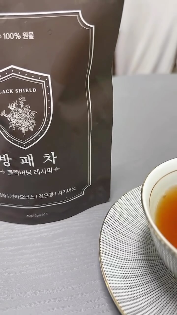 #협찬 #닥터이브

돼지 되가는 사람 모여… @친구들 

#디카페인 아메리카노 수준의 카페인으로 커피대용 차로 먹어주는 중 ! 
#2g 고함량, 터질때까지 가득 채운 중량에 미세 플라스틱없는 옥수수 #생분해 티백

방패차 소개 

➰닥터이브가 단독 최초로 만든 제품! 녹차 카테킨의 20배를 가진 카카오닙스부터 풍성하게 관리해주는 블랙푸드 검은콩까지 🖤🌱✨
➰신제품 특징 설명
맛는 보리차 같은 슴슴함 

원물 배합, 생분해 티백 사용으루 건강쓰 

몸 속 굳은 기름을 깨끗하게 씻어내는 강력한 블랙버닝! 
#커피 대신 먹을 방패차

닥터이브가 단독 최초로 만든 제품! 녹차 카테킨의 20배를 가진 #카카오닙스

풍성하게 관리해주는 블랙푸드 검은콩까지 🖤🌱✨

방패차 닥터이브 공식몰 구매시 추가 할인 쿠폰 증정중 💖 
https://www.dreve.co.kr/SHOP/?idx=14

닥터이브로부터 제품을 제공받아 작성한 솔직한 후기입니다