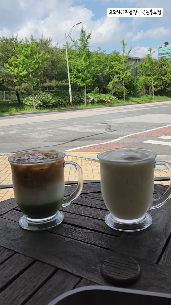 #협찬

날씨 좋은 날엔 테라스에서 마시는 커피가 맛꿀마😍
파릇파릇한 나무와 하늘이 너무 이쁜
#고모리커피공장골든루트점 에서 즐겼어용!!

#에스프레소제주말차라떼 와 #바나나쉐이크 완전 맛있었는데
다른 추천 메뉴들도 꼭 먹으러 가보려구요!! ㅎㅎ

고모리커피공장 골든루트점 
경남 김해시 주촌면 골든루트로 78

#김해주촌카페 #주촌카페 #김해신상카페 #김해주촌커피맛집 #김해데이트코스 #김해드라이브코스