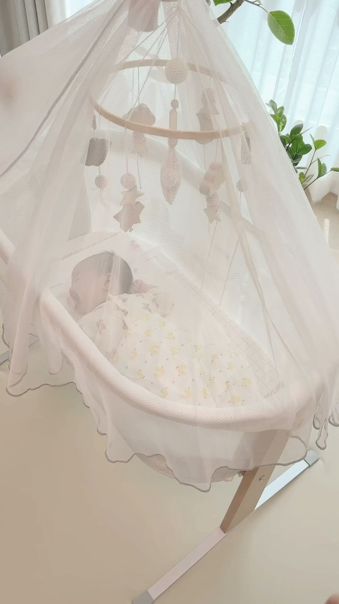 꿀잠 낮잠자고 있는 린아👶🏻

하고 열어봤더니 안자네🙈
어이쿠 빨리 캐노피 내려야겠다
😂😂😂😂😂😂

#꿀잠 #50일아기 #육아소통 #베이비뵨 #아기침대 #애기방