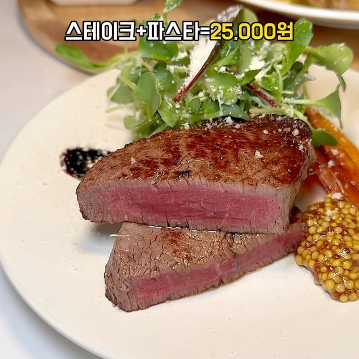 2만원대로 최상급 와규 스테이크와 파스타를 먹을 수 있는 역대급 레스토랑입니다.

한때 부산 레스토랑을 주름잡던(?)
오스테리아부부 아시나요
거기 쉐프님이 아무도 모르게
조용한 식당을 차리셨습니다.

현재 브랜딩 준비중이시라
이것저것 개발한 메뉴들을
말도 안되는 가격에 내주시는데요

마블링 등급 중에서도
최상급이라는 MB8-9 등급의
와규 스테이크에 파스타가
세트로 2만원대면 갓성비 맞죠;

파스타도 7가지 정도 있는데
추천하시는 봉골레 파스타
조개 비주얼부터 심상치않습니다
먹으면서도 이 가격이 맞나 싶어요

사장님과 대화해보면 
가게로 돈벌 생각은 없어보이심;
아무튼 이 가격에 먹을 수 있을때
한번 가셔서 드셔보세요

다만 내부가 좁은편이고
테이블도 적어서 방문하실땐
미리 예약하시는거 추천드립니다.

이번 주말엔 단돈 2만원으로
스테이크에 파스타 데이트 어때요🤍

---------------

📍 기장 < #레스토랑샵페스티노 >
부산 기장군 기장읍 차성로 274
@pestino_official 

---------------

👩🏻‍🦰 부산의 찐맛집과 핫플추천은
부산여친 팔로우 하기⬇️⬇️⬇️

@busan_girlfriend 
@busan_girlfriend 
@busan_girlfriend 

#기장파스타 #기장데이트 #기장레스토랑 #기장핫플 #부산스테이크 #부산스테이크맛집 #부산파스타맛집 #기장맛집추천 #부산레스토랑