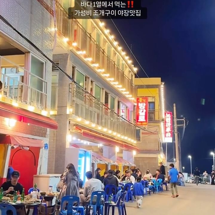 조개구이 바가지 없는 현지인 야장 맛집, 눈앞에 바다가 보이고 뒤쪽은 해변열차뷰까지

보통 해운대 유명한집 가면
조개구이 큰거 10만원은 하는데
여기는 거의 반값 5만원입니다.

미포 영도 태종대 다 좋지만
요즘 사람 너무 많잖아요
진짜 아는사람들은 여기로 가요

일몰시간 맞춰서 가면
핑크빛 노을에서 어두워지는
선셋타임 분위기 진짜 미침..✨🌅

가게 앞쪽으로 해안길 따라
등대 산책로도 꽤 괜찮은데요

조개구이에 술한잔 하고
살짝 취해 볼 빨개지면
한손엔 쭈쭈바 하나 사들고
밤산책하는 감성..아시죠..?🤭

이번주는 바람솔솔 야장에서
조개구이 소주한잔 어때요🤍

---------------

📍 해운대 < #방갈로끝집 >
해운대구 청사포로128번길 66

---------------

👩🏻‍🦰 부산의 찐맛집과 핫플추천은
부산여친 팔로우 하기⬇️⬇️⬇️

@busan_girlfriend 
@busan_girlfriend 
@busan_girlfriend 

#해운대조개구이 #부산조개구이 #부산조개구이맛집 
#청사포끝집 #청사포조개구이 #청사포맛집 #해운대술집 #해운대핫플 #해운대데이트코스
