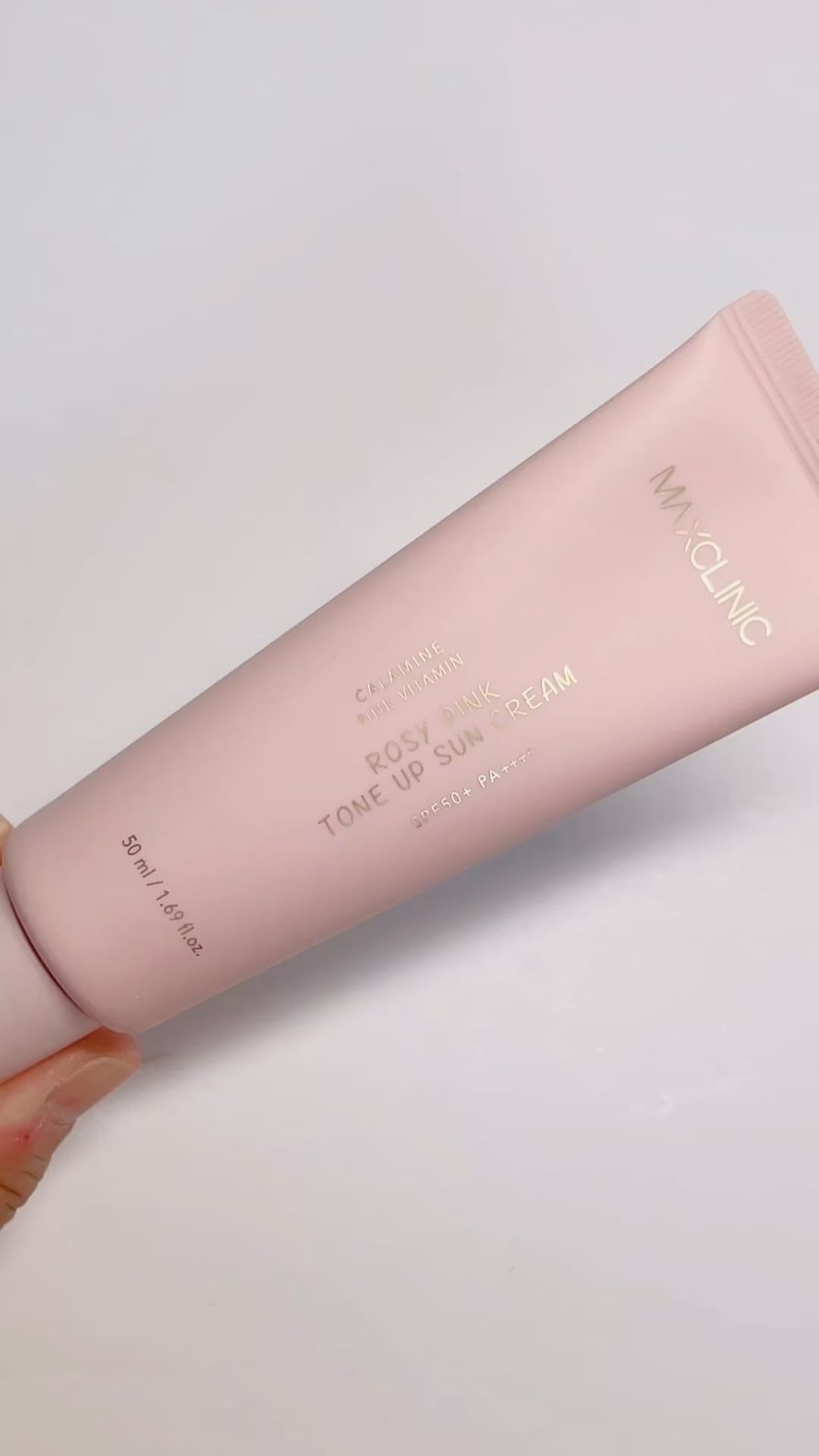 #협찬

💗 맥스클리닉 로지 핑크 톤업 선크림 💗
SPF50+ PA++++

자외선 차단은 물론, 톤업까지 한 번에 해결해주는 똑똑이 제품으로, 징크옥사이드가 함유된 순수 무기자차 선크림이라 매우 순해서 민감피부도 사용할 수 있어요. 

인공색소가 아닌 자연유래 핑크 파우더(칼라민 16,000ppm)를 사용해 어떤 피부 톤도 자연스럽고 화사하게 한 톤 밝혀주죠. 

촉촉하고 부드럽게 피부에 들뜸없이 발리고, 마무리감은 산뜻해서 무겁거나 답답한 느낌없는 사용감이 매우 만족스럽네요. 

👇🏻구입은 여기서👇🏻
https://bit.ly/48F0WAe

 @maxclinic 

#맥스클리닉 #톤업선크림추천 #로지핑크톤업선크림 #톤업크림추천