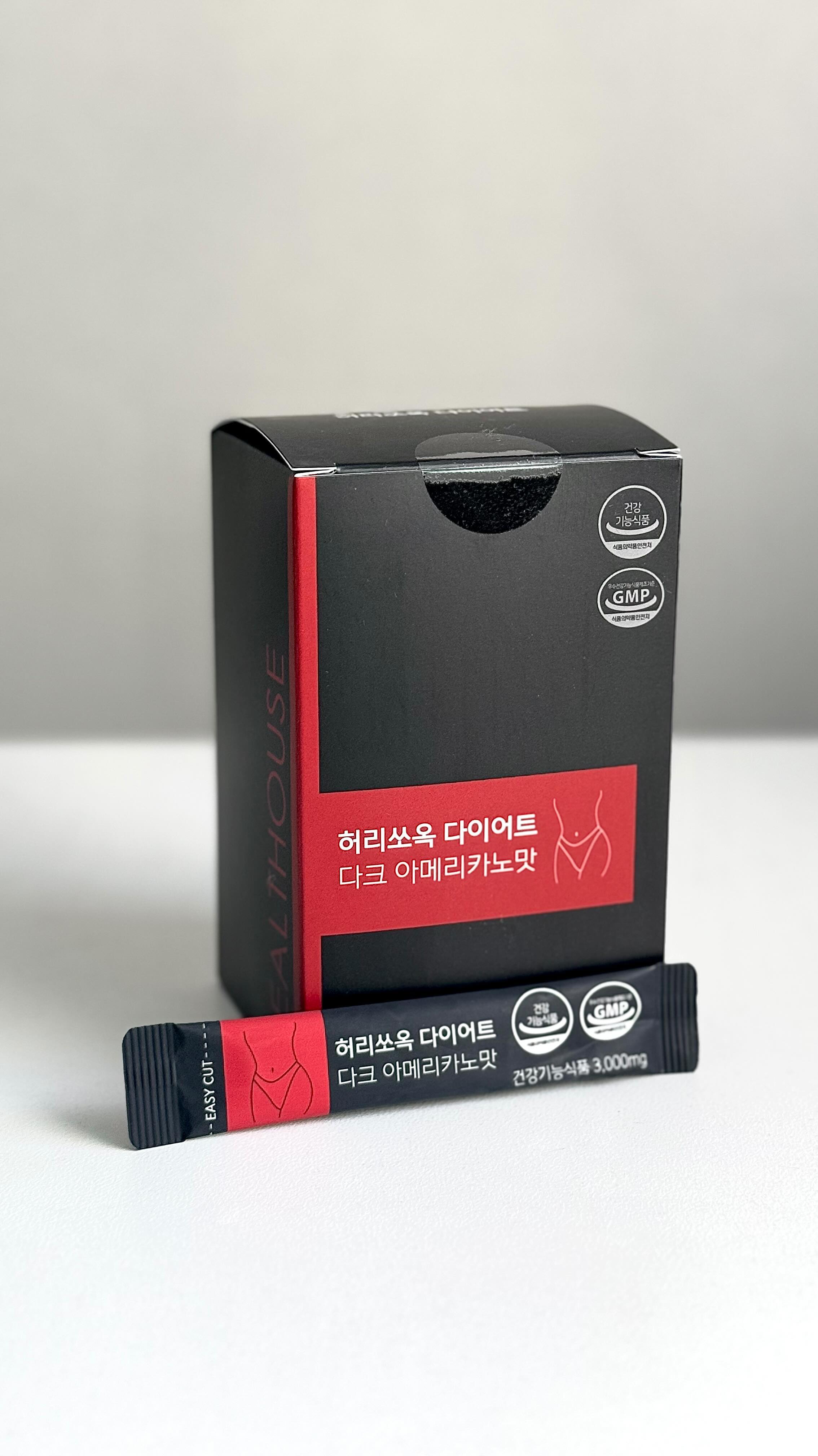 #광고 #헬스하우스 #협찬 #healthouse365

제공받은 ’허리쏘옥 다이어트 다크 아메리카노맛‘ 상품은 아메리카노맛으로 맛있고 편리하게  체지방 관리, 라인 관리를 할 수 있는 상품입니다.

커피맛을 따라한 거라고 생각했는데, 저렴한 베트남산 원두가 아닌 콜롬비아 아라비카 원두를 사용하여 정말 커피와 똑같아서 놀랐습니다 ㅎㅎ

개인적으로 항상 체중조절을 하면서 식단과 운동뿐 아니라 가르시니아, 녹차카테킨 상품을 먹고 있는데, 가르시니아 성분이 들어가 있어서 따로 챙겨 먹지 않고 커피를 먹는다 생각하고 먹으니 맛있고 편하네요!

혹시나 식약처에서 허가가 안 났나 찾아보니 식약처에서 기능성을 인정받은 다이어트 건강기능식품으로 되어있으니, 체지방, 내장지방, 허리둘레, 뱃살감소에 가르시니아를 챙겨드시고 있던 분들에게 커피대신 추천!

저는 운동전이나 후에 커피를 마시는데 간편하게 챙기기 좋고 따뜻한 물이 아니어도 입자가 잘 녹아서 목 넘김? 가루 같은 게 안 느껴지고 이질감 없이 저는 잘 마시고 있습니다ㅎㅎ

현재 헬스하우스 스마트스토어, 쿠팡에서 정가 16,500원 ->9,900원파격 할인중이라고 하니, 관심있다면 참고하세요:)