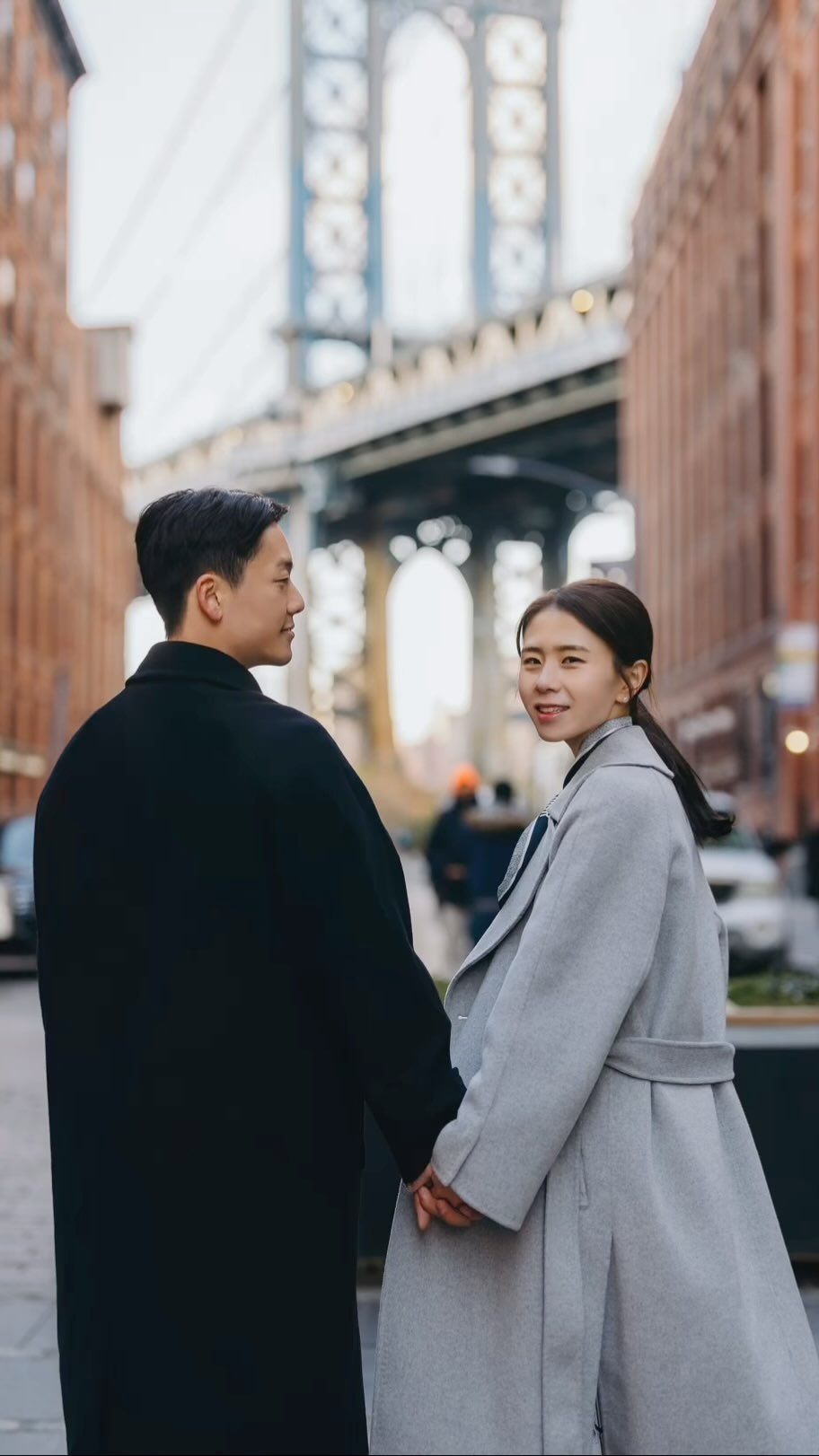 신혼여행의 첫번째 목적지였던, 
뉴욕에서의 스냅 사진이 드디어 나왔어요🤭...🖤 
이 날만을 손꼽아 기다렸다지요 ... 🗽📷

저희는 뉴욕 스냅으로 너무나 유명한 ’더휴리‘에서 진행했구요☺️ 

촬영 당시는 11월 말경으로 뉴욕 현지는 미친듯한 강풍이 
함께 하는 날씨였어요 😂 
그 탓에 촬영이 조금 많이 힘들었지만.... 
유쾌하신 한국인 작가님 덕분에 즐겁게 촬영했던것 같아요! 

그리고, 촬영까지의 과정 안내도 더휴리 직원분께서 
단체 카톡방을 개설해서 친절히 안내해주셔서 좋았어요 :)

마지막으로 제일 중요한 사진 분위기는 말해 무엇... 
더휴리 특유의 감성이 참 예쁘죠 ☺️🖤🖤

아래 인스타그램 주소 또는 네이버에 ‘더휴리’를 검색하시면, 
여러 포트폴리오 사진들을 참고하실 수 있으세요 ☺️
(인스타그램 : 더휴리 @the_hury)

분위기 있는 감성 스냅, 더휴리 추천합니다! 🫶🗽🫶

#뉴욕스냅 #뉴욕스냅사진 #뉴욕웨딩 #뉴욕커플 #newyorksnap #더휴리뉴욕스냅 #뉴욕커플스냅 #뉴욕여행 #뉴욕여행스냅 #뉴욕웨딩스냅 #브루클린덤보 #브루클린브릿지 #뉴욕타임스퀘어 #뉴욕센트럴파크 #뉴욕소호 #뉴저지웨딩 #커플스타그램 #부부스타그램 #커플계정 #부부계정 #신혼여행 #신혼여행추천