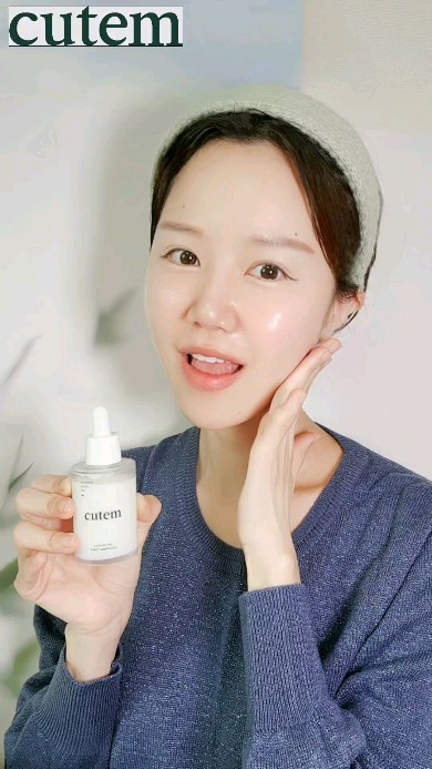 #광고
속보습, 속기미를 관리하여 맑고 투명한 피부 가꾸어 주는 기미앰플인 큐템 세라밤 앰플!!!

큐템 세라밤 퍼스트 앰플은
피부의 기초체력을 올린다는 성분인 ‘세라마이드’를 폭탄으로 담은 앰플로 피부속부터 보습, 속기미 개선에
도움을 주는 기미 앰플이야 

특허받은 롱체인 세라마이드 1%를 콜레스테롤, 지방산과 함께 3:1:1 보습비율로 넣어서
요 앰플 하나만으로도 피부 속부터 겉까지
보습부터 미백 등 촉촉한 피부로 관리할 수 있다구!!!

거기다 미백에 도움주는 비타민C 종결자 카카두플럼추출물과 식약처고시성분 나이아신아마이드까지!!!

사용법은 세안 후 스킨케어의 시작단계에서 사용하는 퍼스트 앰플이라 바로 챱챱 흡수시켜주면 되는 점도가 영양이라는 편견을 날려주는 밀착 워터 텍스처라서 써보면 알거야!!! 큐템만의 기술력으로 개발한 고농도의 워터 텍스처라 워터타입이지만 보습력과 영양분은
가득 채운 느낌!!!

미백 기능성이지만 순하게
쓰기 좋은 저자극 검증 완료 제품으로
민감성 피부 자극 테스트,  피부 자극 테스트 완료했으니 모든 피부타입에 추천해

영상 후반부에 할인코드 있으니까 꼭 혜택 챙기기😙

#큐템 #세라밤 #세라밤앰플 #기미앰플 #세라마이드앰플 #미백앰플 #앰플추천 #미백화장품 #수분앰플 #화이트닝앰플 #속건조 #탄력앰플