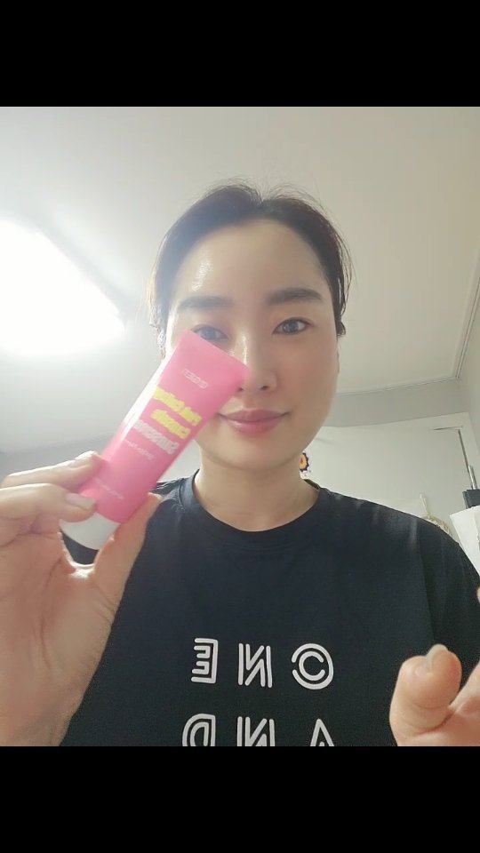 #협찬 #콜라겐선크림 

탄력캡슐 선크림
발림성 좋고! 백탁현상없고 촉촉하고! 👍👍
그렇다고 개기름 노노!

- **핑크캡슐 수분광 선크림**
- **핑크 콜라겐 캡슐로 탱글장벽 피부 완성! 블루라이트 차단!**
 - 강력한 자외선 차단은 물론, 피부 장벽과 피부를 탄탄하게 케어해주는 선크림
 - 블루라이트 차단과 노화 케어 효과로 특허 받은 원료가 함유되어 더욱 건강한 피부 케어
- **백탁 NO! 끈적임 NO! 촉촉하고 순한 수분 선크림**
 - **수분에센스가 68% 함유되어 끈적임도 백탁현상도 없이 촉촉하게 사용할 수 있는 선크림**
 - **자극 없이 내 피부에 순하게, 리프세이프 처방으로 해양 생태계도 안전하게~**

너~무 좋다아✌️✌️

#오겟 #핑크콜라겐 #캡슐선크림 #선크림추천 #선크림 #협찬 #캐시리뷰 #캐시리뷰체험단