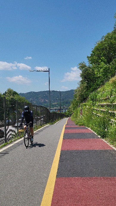 비온뒤 맑은 하늘이 예뻐서 무작정 나간 남북라이딩🚲
이렇게 날씨 좋은날은 주말에 꼭 안되더라?
이번주도 비.돌풍으로 라이딩 휴무