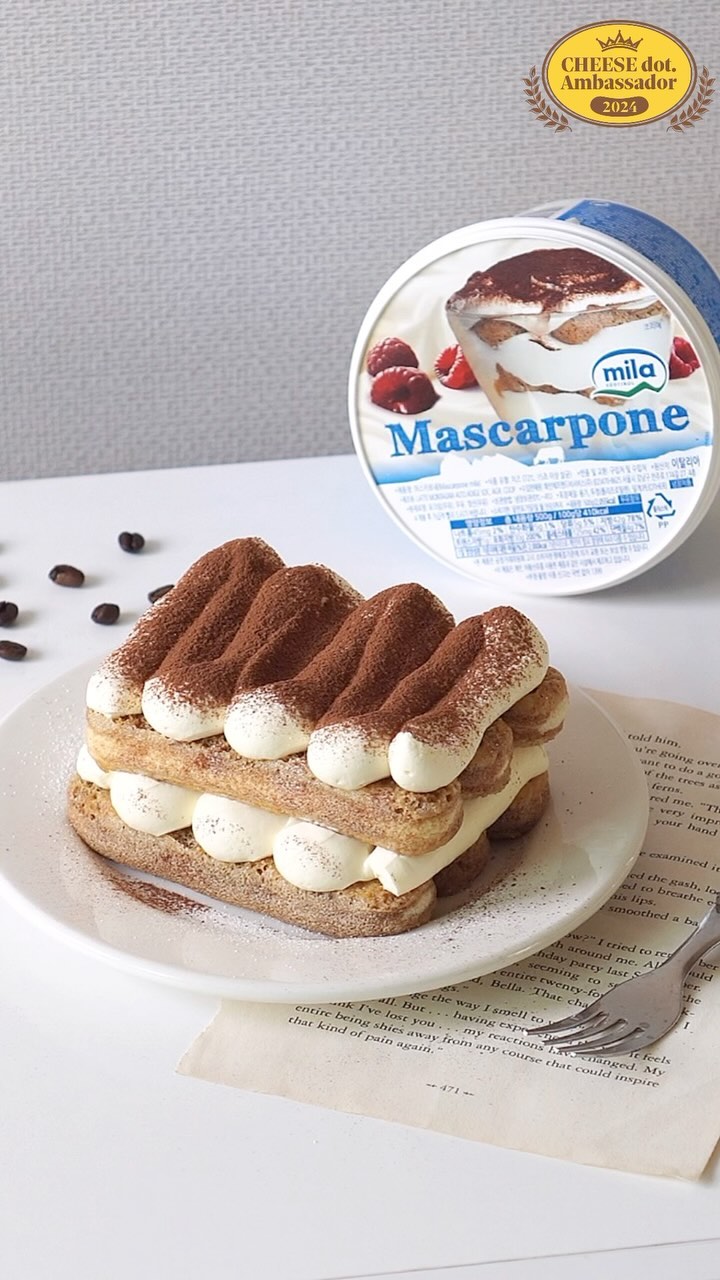 #제품제공 티라미수 Tiramisu☁️
마스카포네치즈로 유명한 브랜드인 ‘밀라(Mila)’를 사용해 티라미수 만들어봤어요👨🏻‍🍳
 
24시간이내 신선한 우유를 사용해 만든 치즈로
유지방함량이 42%로 높아 깊고 진한 맛을 느낄 수 있어 커피를 사용해 만드는 티라미수로 만들었을때 제일 잘어울리는 치즈🪤 마스카포네 자체도 맛있어 가볍게 빵에 발라먹기에도 좋고 음료베이스로 넣어먹어도 맛있는 밀라 마스카포네와 함께 달콤한 디저트 즐겨보세요🥨

🧀밀라 마스카포네는 치즈닷에서 구매 가능합니다!

@cheese.dot 

#치즈닷 #2024치즈닷엠버서더 #마스카포네#밀라마스카포네 #마스카포네추천#크림치즈 #티라미수