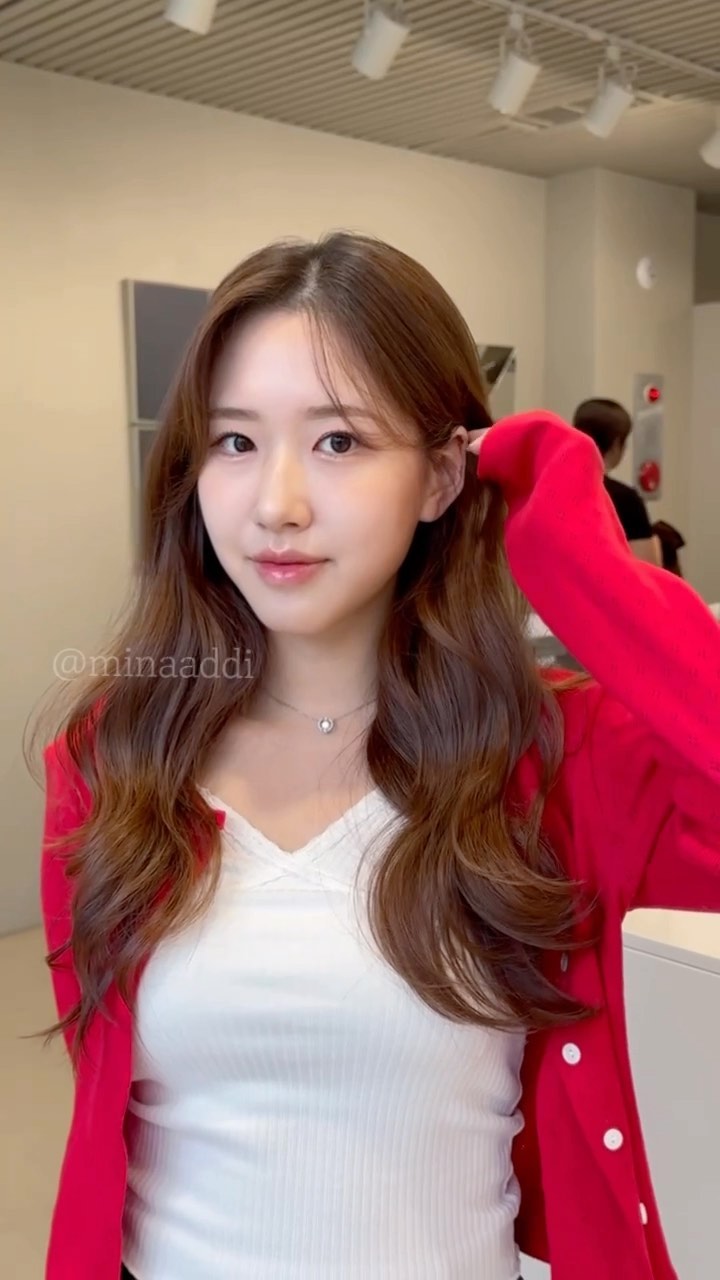 #5월이벤트 #가정의달행사 

하늘아래 같은 웨이브는 없다😎

머리가 얇고 쉽게 쳐지는 편이셔서 볼륨있는 스타일로 해드렸어요:)
러블리한 스타일을 좋아하시는 분들께 추천해요 !

가족 지인 동반 시술시 할인이벤트 중입니다💘

•상담 예약문의 | 디엠 or 오픈카톡

#hair @minaaddi 
#makeup @o_west

#긴머리웨이브 #긴머리레이어드컷 #레이어드컷 #플로우펌 #미스트펌 #웨이브펌 #허그펌 #휩시컷 #여자스타일추천 #잔머리 #잔머리펌 #사이드뱅 #앳나운룩북2024 #앳나운20240515 #240515