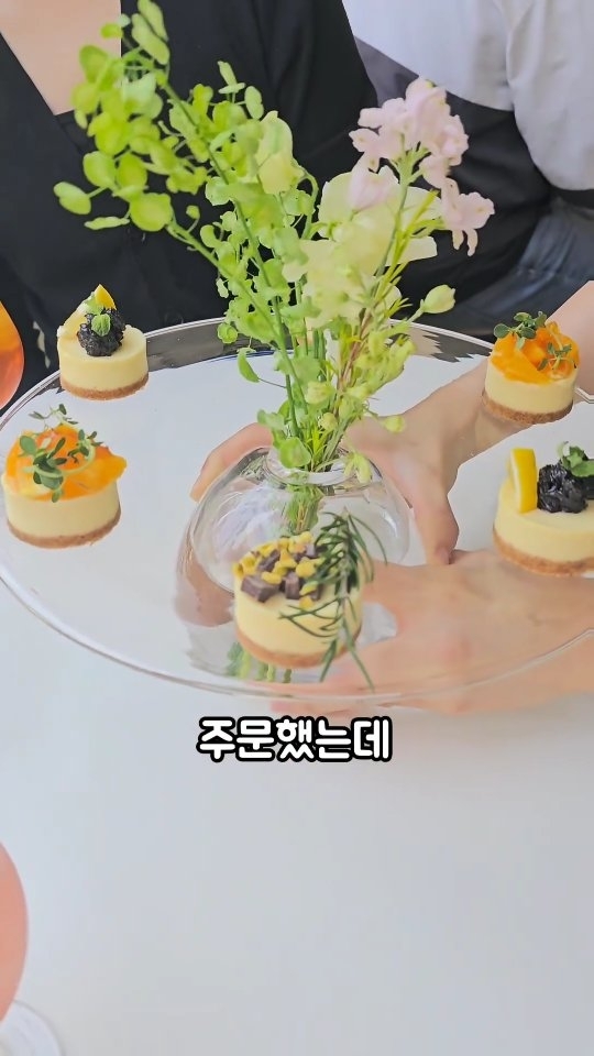 #지금 이 순간을 마치 정원처럼😊
 
🌹뚝섬 한강공원에서 피크닉하기 좋은
 “카페&바 정원들” 다녀왔습니다.

📌영상 속 메뉴
  꾸덕한 치즈 정원 
  레몬 블랙 티
  레몬 허브 에이드 

✅️입구부터 화단으로 꾸며져 있어서 초록초록하니 마음이 편안해지더라구요🥰

✅️특히 요즘 햇살가득 날씨가 좋아서 카페 컨셉과 분위기가 더욱 돋보였습니다.🩷

✅️꾸덕한 치즈정원은 수제 치즈케이크 6조각이 나오는데, 특별하게 가운데에 꽃다발을 꽂아서 주시더라고요! 실제로 보면 더 청초한 비주얼 이랍니다! 🙉

✅️치즈케익도 다양한 제철과일과 블루베리 콩포트, 초콜릿&피스타치오 등 다양했는데
정말 꾸덕하니 맛있었어요!👍👍

✅️안쪽으로는 개인의 사연을 적을 수 있는 방명록과 메모지도 구비되어있는데요.😲
사연을 제보하시면 공식 인스타그램에도 올려주신다고 하네요🥹

✅️조용히 아늑해서 혼자 시간보내러 오기에도 좋아보였고
뚝섬유원지 갈 때 들리기에도 딱 좋은 감성 가득 카페였어요.🥰

Point.
🫶바리스타 국가대표와 월드바리스타 챔피언쉽 7번 우승자가 만든 스페셜티 등급의 원두
🫶음료 테이크아웃시 할인, 뚝섬유원지 가면서 들리기 좋은곳
🫶커피 뿐만 아니라 칵테일 주문도 가능 

Info.
🎈카페&바 정원들
🎈서울 광진구 뚝섬로26길 46 1층
🎈0507-1315-2294

➡️더 많은 맛집소식은?🎀 
@foodie._.ang
@foodie._.ang
@foodie._.ang

#건대입구역 카페 #자양역 카페 #자양동카페 #뚝섬유원지카페 #뚝섬유원지커피 #뚝섬유원지맛집 #자양역데이트코스 #자양동카페 #뚝섬유원지데이트코스 #뚝섬유원지디저트 #건대입구디저트 #자양역디저트