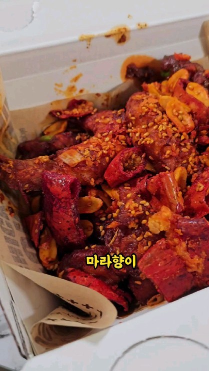 #통새우랑 마라 꿀조합 만난 신상치킨🎶 *협찬 

📌 영상속 메뉴
  치킨매니아 마라롱새우치킨 
  순살 25,900원 (콜라, 치킨무 기본제공)

Point
🫶치킨매니아의 새우치킨시리즈를 업그레이드 시켜 통새우 10마리로 혜자스러운 양 
🫶정통 마라소스로 화끈하고 얼얼하며 토핑으로 올라간 고추부각도 있어서
맥주안주로 딱
🫶 통새우는 머리부터 꼬리까지 바삭하게 튀겨내서 더욱 꼬소해요🥰

#마라롱새우 #치킨매니아 #치킨맛집 #마라맛치킨 #마라치킨
#치맥 #배달맛집