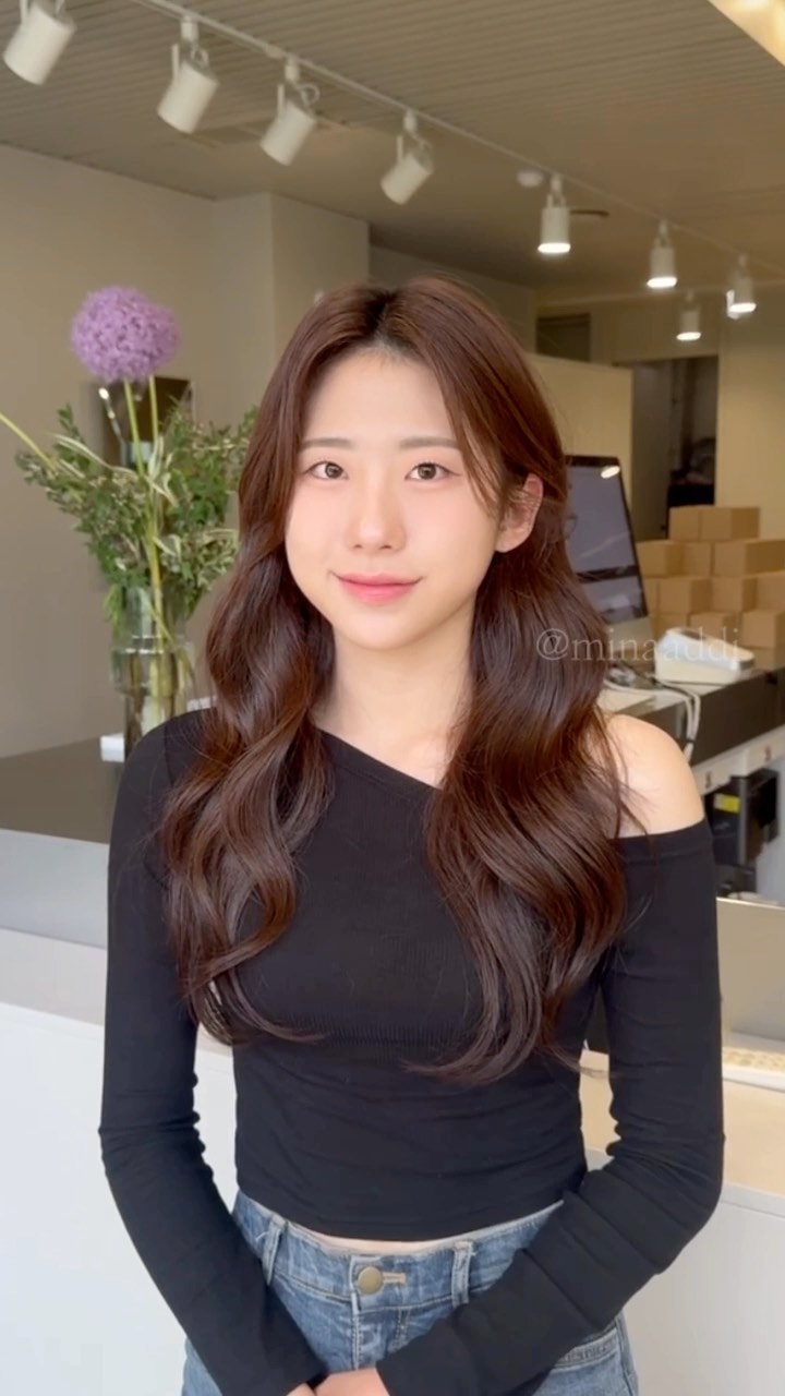 굵고 탄력있는 웨이브 #긴머리펌
전체적으로 단아하고 여성스러운 느낌이 포인트인 스타일💜💜
.
.
#hair @minaaddi 
#makeup @_o_west 
.
.
상담 및 예약문의 | DM & 오픈카톡
네이버예약 | ON