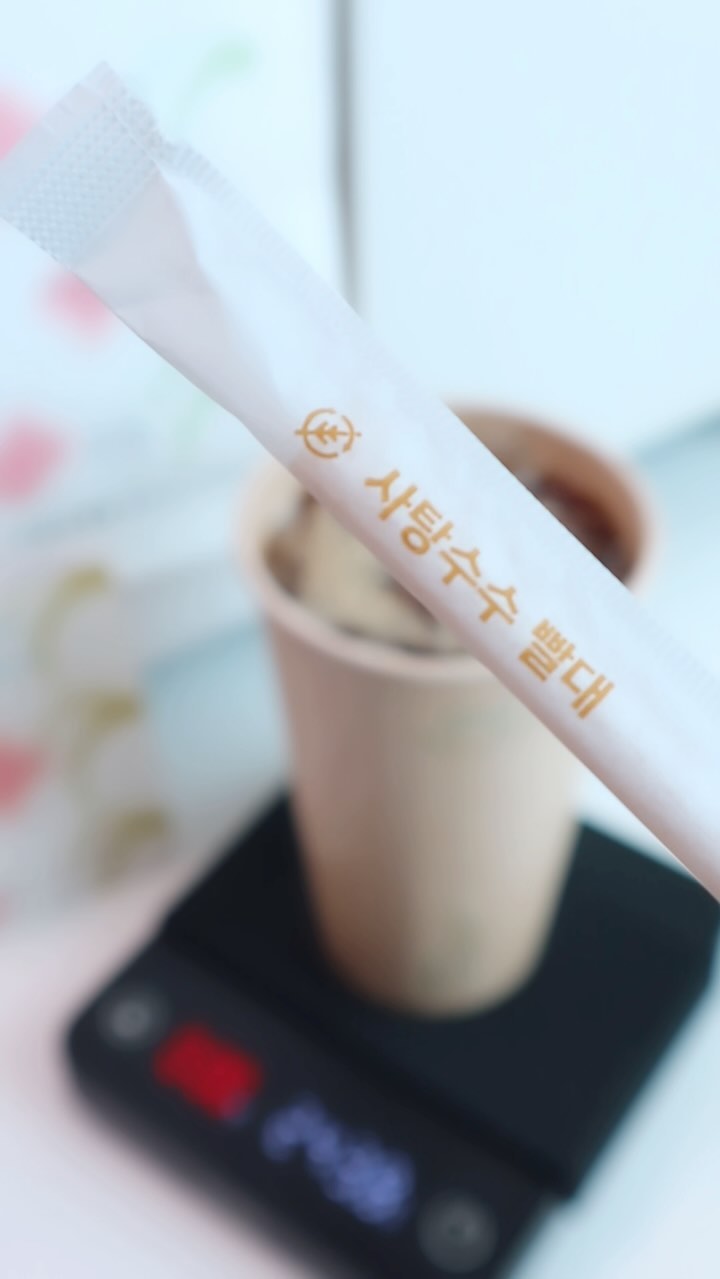 #협찬
#클로에코 #자연친화
#대나무종이컵 #사탕수수빨대
#아이스종이컵 #핫종이컵

자연친화브랜드 클로에코와 홈카페 즐기기☕️
▫️지속가능한 재질인 대나무펄프에 PLA코팅
▪️내부와 외부 이중 코팅으로 더 오래 더 단단하게

조금이라도 환경을 생각한다면 플라스틱 대신
사용가능한 클로에코 대나무종이컵🫶🏻

◾️2주이상 실사용 후 느낀 클로에코만의 장점
 : 장시간 사용해도 탄탄하게 유지되는 이중구조
 : 플라스틱 재질과 흡사한 사탕수수빨대의 질감
 : 일반쓰레기로 배출 가능한 친환경 소재

클로에코 🔜 https://naver.me/5YPKBcnU