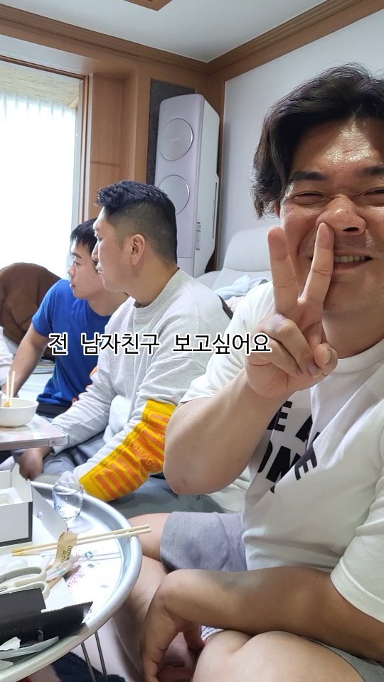전 남자친구가 보고싶은 짤 유행이라는데,
@kminfe 
유행하는 짤에 희생 좀 하시길,🤍[희생메인]
키키키키키키키키키키키키키

#전남자친구 #현남편 #보고싶다전남친 #80kg대 #언제적이야 #멋쟁이운동남 #취미같았는데 #컴퓨터가지금은 #취미야 #육아는 #함께하는거지