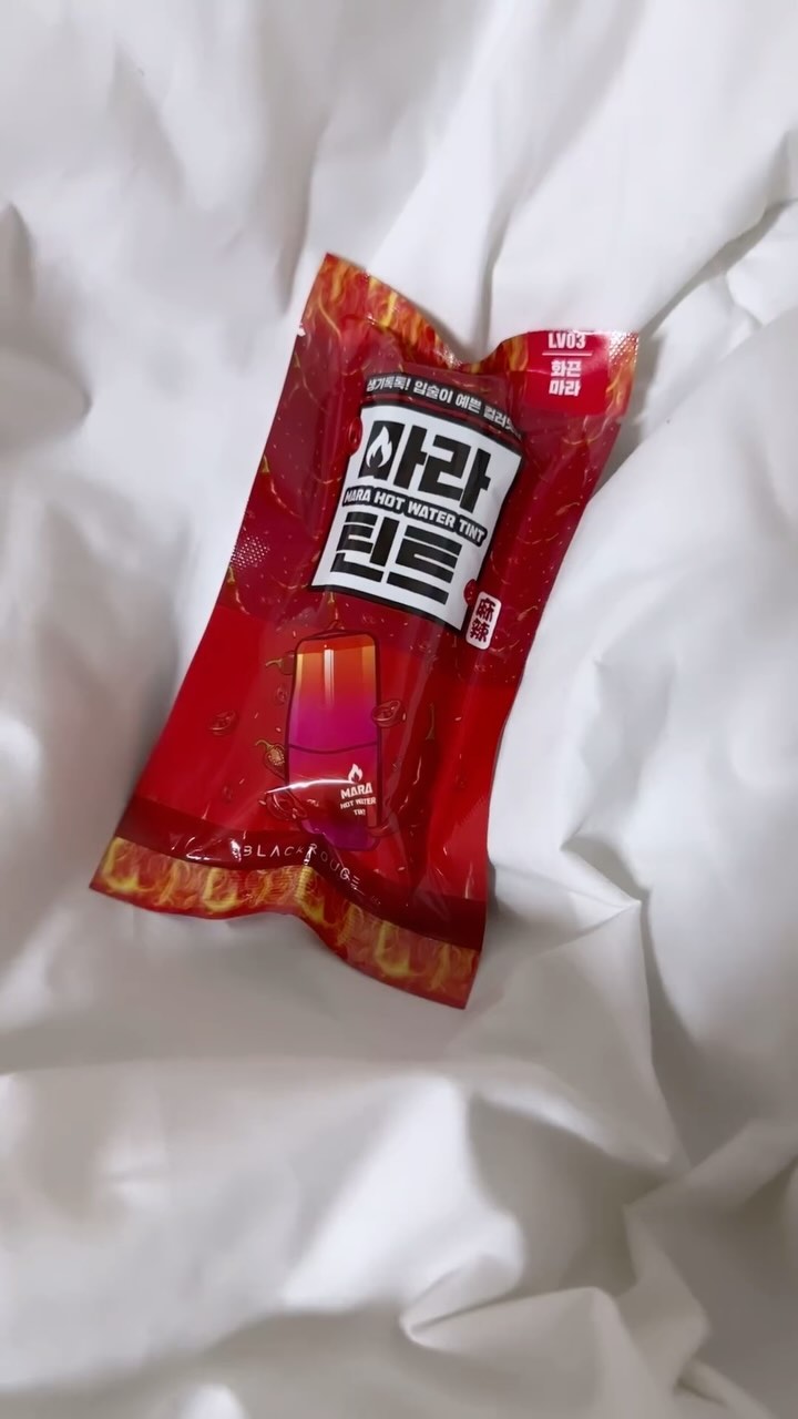 타투처럼 입술에 싹 밀착되는 <#블랙루즈> #마라핫워터틴트

고통있는 플럼핑이 아닌 쿨 플럼핑이에요!
바르자마자 시원해서 넘 놀랐던….! 

보이는 그대로 철벽 착색! 겉과 속이 같은 True Color예요. 
묻어남 없는 워터 틴트라 여름에 바르기 좋을 것 같아요 ♥

LV00 순한마라부터 LV05 현타마라까지
총 6단계로 구성되어 있어요!!!!!
단계별 쿨-플럼핑 함유로 자극은 줄이고
입술은 시원하게 쿨링!
단계별 시원 쫀쫀한 플럼핑에 쨍한 발색력으로
취향따라 고르는 재미가 있답니당!!!!

입술 안쪽 그라데이션 포인트 또는
지속력 짱짱한 베이스 립컬러가 필요하다면
꼭 마라틴트!!!!!!!!!!!!!!!!!!!!!!!

#마라틴트 #쿨플럼핑 #쿨톤 #웜톤 #쿨톤추천 #웜톤추천 #쿨톤틴트 #웜톤틴트 #퍼스널컬러 #틴트추천 #틴트 #워터틴트 #착붙 #립추천