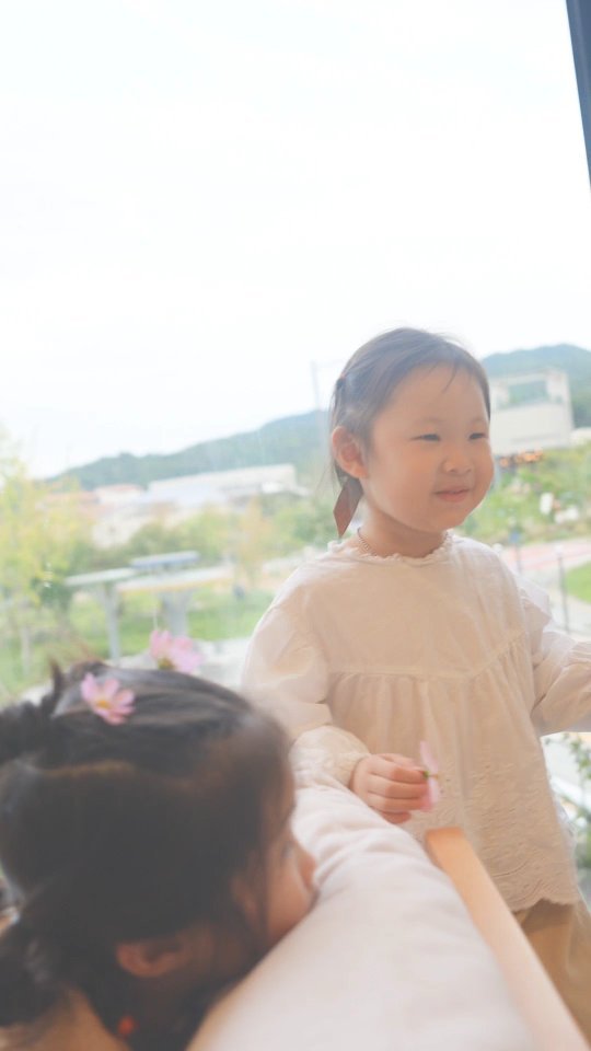 힐링하고 싶은 사람 여기로 다 모여🔫🔫🤍

𓊦안흥진빵모락모락마을
-진빵 팥이 고급진 팥이라 달지않아서 단거 좋아하시는분은 🍪 쿠키 꼭 하세요~

𓊦횡성루지
국내에서 제일 길고 직선코스가 많아서 좋았어요.

타고 내려와서 설문 조사를 하면 무료체험을 줘요
(티켓 부스에서 교환해야 탈 수 있어요. 그래서 한 번 타고 티켓부스 들렀다 다시가면 너무 시간이 오래 걸리니까. 2회 3회권 해서 타고 나서 커피한잔 하러가면서 티켓부스 들르는게 좋은거같아요)

𓊦이천정도가도자기체험공방
-리뷰를 하면 귀여운 술잔을 줘요

𓊦횡성숲체원
-9인실인데 방이2개라 세가족이 가기엔 좁아요
-가격도 저렴해서 예약하기 힘들다는 단점
-경치에 함께 즐기는 편백 찜질 체험 꼭 하세요! 
차도 주고 넘 힐링이였어여ㅜ ㅜ🤎 부모님 모시고와도 좋을것 같아요~
-설아랑 신발 벗고 황토체험도 하고요~

#10육아14sat 
#아기스타그램#베이비 #베이비스타그램 #베이비
#강릉#아이랑가볼만한곳 #아이랑갈만한곳 #실내놀이터#아이랑여행 #여행정보#육아#육아템#육아스타그램#육아소통#육아일기#쥐띠맘#쥐띠아기#아기가있는집#육아정보#도치맘#맘스타그램#육아공유
#횡성숲체원#안흥진빵모락모락마을#쿠키#이천도자기체험#정도가도자기#횡성루지#루지#강릉가볼만한곳