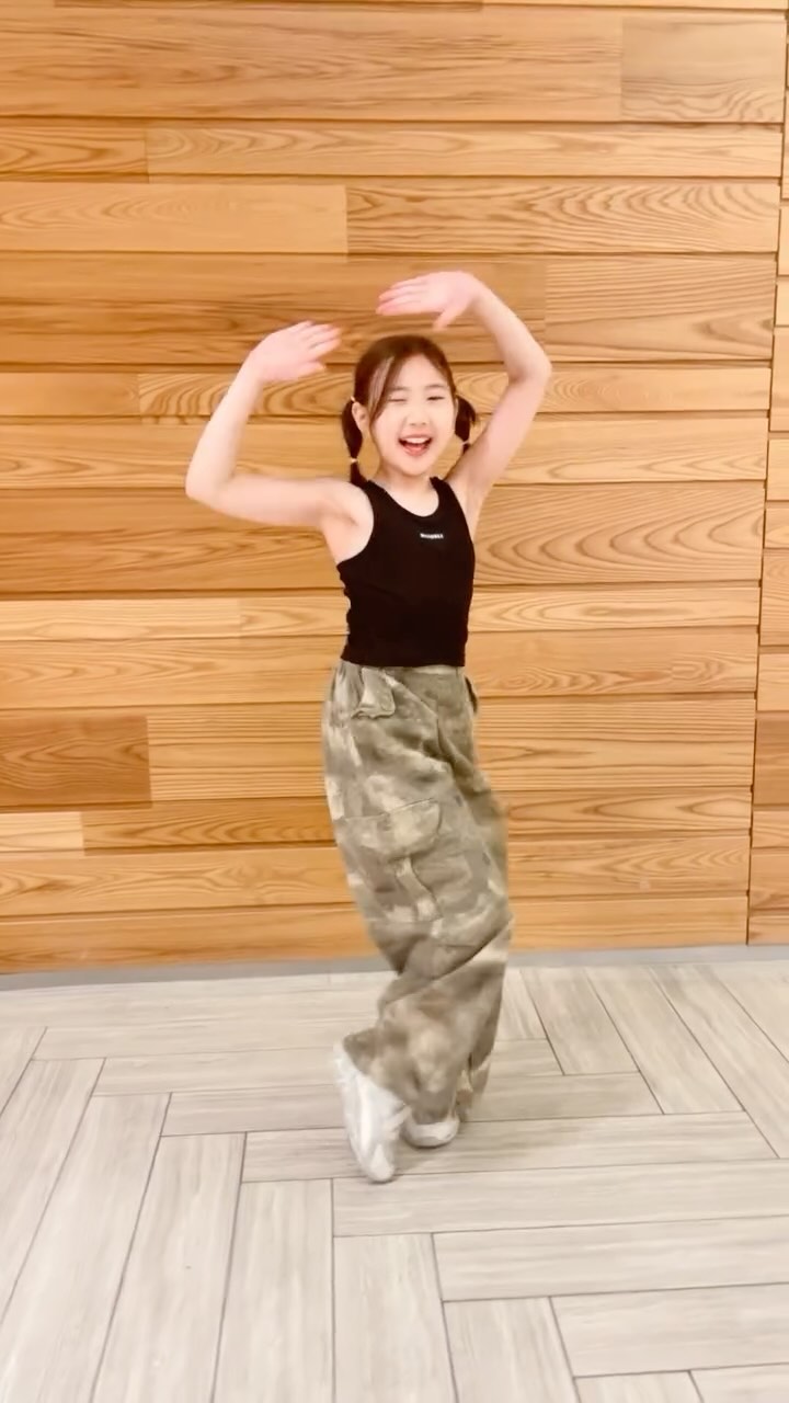 #협찬 #올리돌리 

이렇게 힙할수가 있나요? 
멋진 블랙 탑에 밀리터리 카고바지🖤💚
맘에 쏙 들어요👍👍👍

@ollidoli_official 

#ollidoli #OLLIDOLI #주니어패션
#키즈패션 #키즈룩 #주니어룩 
#아동복 #초등룩추천