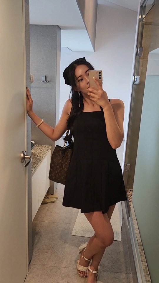 🖤🖤🖤🖤

Classy baby

#outfit#fashionstyle#fashionblogger#dailyoutfits#partyoutfit#blackminidress#minidress#ootd#jeju#jejuisland#hotelview#거울샷#호캉스#제주#minicooper#미니쿠퍼