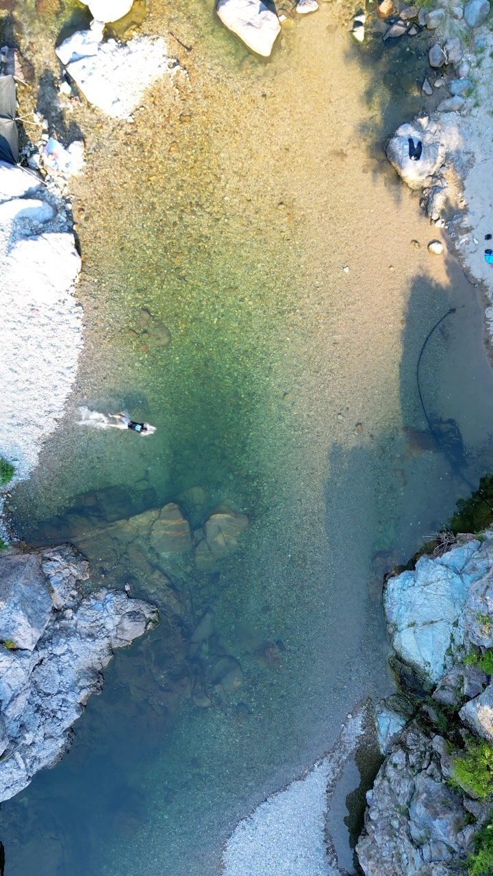 더워지기 시작하면 꼭 가야하는 계곡 물놀이 명소 두번째🏊🏻

본격적으로 더위가 시작되는 요즘
계곡생각이 간절한데요.

백패킹으로 하룻밤 다녀왔던곳이고,
근처 화장실도 있는곳으로 협소하지만 근처에 
차량을 주차 할수 있는공간도 있는 계곡입니다.

수심깊은곳과 얕은 곳이 다양하게 있어서
당일치기 물놀이 즐기기 괜찮았습니다.

꼭 필히 가져오신 쓰레기는 되가져 주세용🙏🙏

상세 위치 주소는 팔로우/저장/공유 해주시고,
댓글에 ”저요“ 두글자 남겨주시면 
위치 주소 DM 보내드립니다.🙏🙏

안전장비와 함께 안전한 물놀이 즐기시고,
올여름 여기에서 만나용🙏🙏

#계곡 #여름계곡 #여름 #reels 
#백패킹 #스노클링 #snorkeling #수영
#summer #경북계곡추천