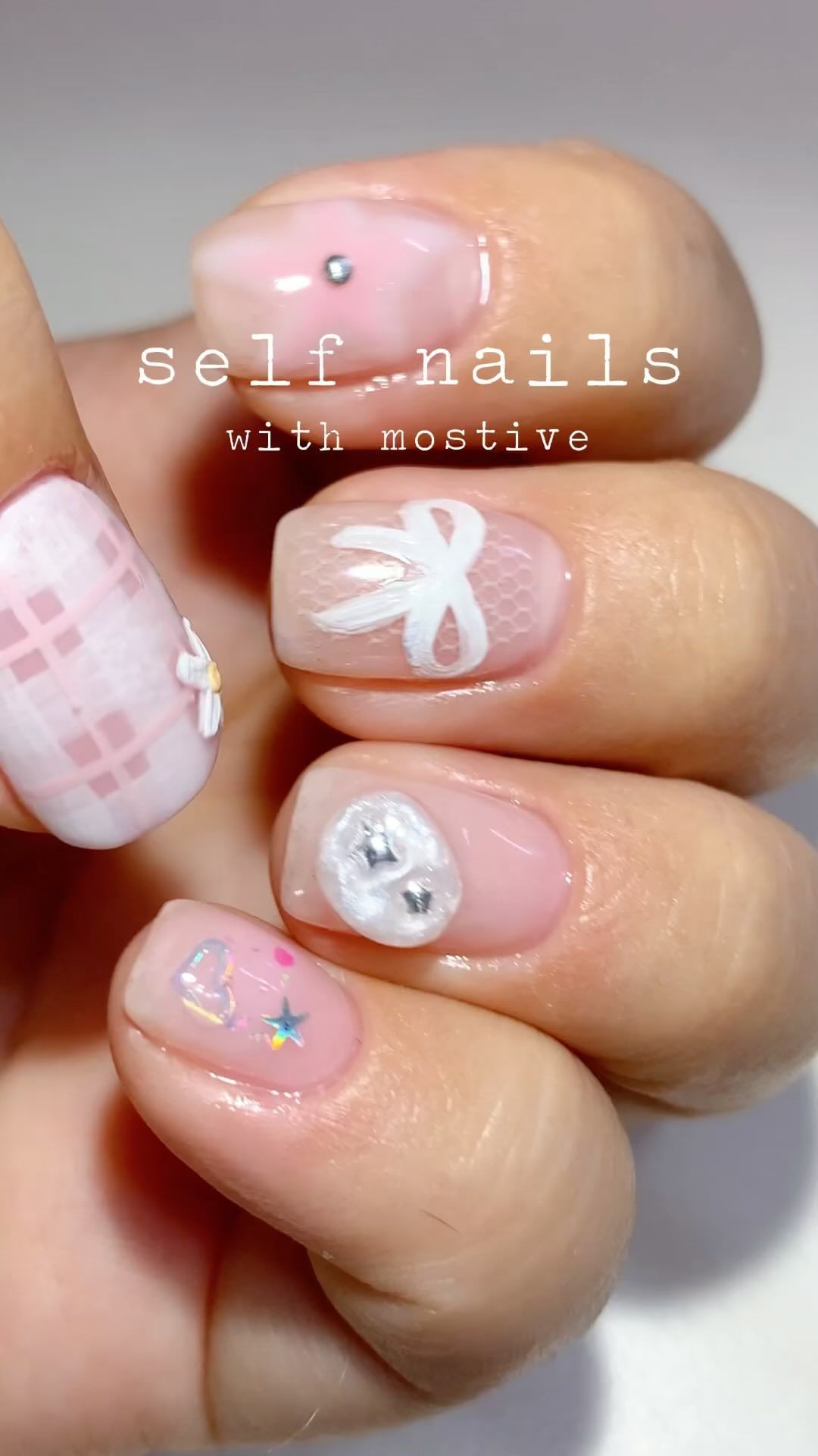⠀
⠀
⠀
⠀
기초젤 5종 모두 사용해서 네일 해봤어요💅⠀
⠀
쳌쳌 브러쉬만 있으면 체크 네일 두렵지 않아!🤧⠀
⠀
기초젤 5종 구매시 핀램프 선물이 있는데요⠀
요 핀램프가 아주 요-물!⠀
굴러다니지도 않고 큐어도 잘 되고⠀
무광이라 만지는 느낌도 좋아요,,🤤⠀
⠀
기초젤 5종 말해모해⠀
발림성도 부드러워 끊기지 않고 부드럽게 발려요⠀
각 제품 특성에 맞게 점도가 달라서⠀
사용하기 너무 편하네요!⠀
⠀
특히 클리어젤이 넘 맘에 들어서 쟁이려구요🫶🏻⠀
⠀
⠀
@mostive 
⠀
⠀
⠀
━━──··⠀
⠀
⠀
⠀
진짜 베이스 JINZZA Base⠀
테스트만 9528시간 397일⠀
자연네일에 손상이 적은 저자극 베이스⠀
부드러운 발림성과 바르기 좋은 점도⠀
#헤마프리 #전성분EWG1~5등급⠀
점도 ●●○○○⠀
9528 hours of testing⠀
Minimized Stimulation⠀
Has a suitable viscosity.⠀
Has an easy-to-apply viscosity for nails.⠀
#HEMA-Free⠀
#Cosmetic components EWG 1~5ratings⠀
viscosity ●●○○○⠀
⠀
진짜 유리탑 JINZZA Glass-Top Gel⠀
미경화 남지 않아요⠀
유리처럼 투명하고 반짝임이 오래가는 광택⠀
히팅 NO! 옐로잉 NO! 형광증백제 NO!⠀
#독일산최고급원료⠀
점도 ●●○○○⠀
Non-Wipe⠀
Long-lasting, glass-like transparency and shine.⠀
No heating! No yellowing! ⠀
No fluorescent brighteners!⠀
Premium German-sourced ingredients.⠀
viscosity ●●○○○⠀
⠀
진짜 오버탑 JINZZA Over-Top Gel⠀
미경화 남지 않아요⠀
쫀득한 제형으로 오버레이와 탑을 한 번에!!⠀
히팅 NO! 옐로잉 NO! 형광증백제 NO!⠀
#독일산최고급원료⠀
점도 ●●●◐○⠀
Non-Wipe⠀
Chewy texture Overlay & Top⠀
No heating! No yellowing! ⠀
No fluorescent brighteners!⠀
Premium German-sourced ingredients.⠀
viscosity ●●●◐○⠀
⠀
진짜 매트탑 JINZZA Matte-Top Gel⠀
미경화 남지 않아요⠀
광이 없는 보들보들한 질감의 매트탑⠀
부드러운 발림성과 높은 셀프레벨링⠀
#색감의선명함유지⠀
점도 ●●○○○⠀
Non-Wipe⠀
Soft and fluffy feel⠀
Has a suitable viscosity.⠀
A gel with high self-leveling properties.⠀
Maintaining the vibrant colors you already have.⠀
viscosity ●●○○○⠀
⠀
진짜 클리어 JINZZA Clear Gel⠀
미경화 남아요.⠀
적당한 점도로 초보자도 쉽게 사용⠀
히팅없는 오버레이⠀
#보강제 #오버레이 #프리엣지연장및보수⠀
점도 ●●●●○⠀
Wipe⠀
Easy to use even for beginners with a suitable viscosity.⠀
No heating Overlay⠀
viscosity ●●●●○⠀
⠀
#모스티브진짜기초젤#진짜기초젤 #진짜오버탑#진짜매트탑#헤마프리베이스젤#기초젤추천#베이스젤추천#탑젤추천#헤마프리젤추천⠀
