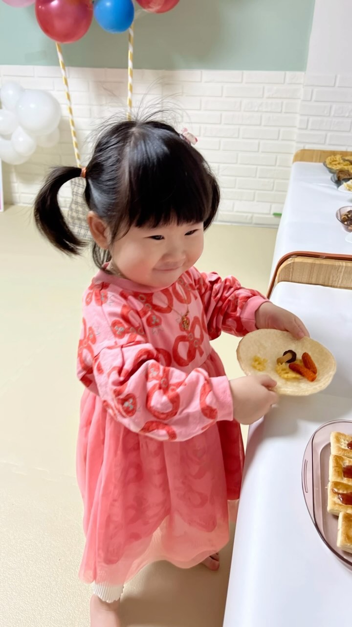 오랜만에 #릴스 #릴시간 💙

아 너무 귀엽단말이지요😆😆😆

어린이날 파티 한날💕💕💕

과자가 많아서 눈이 반짝반짝🤩🤩🤩🤩
.
.
.
#릴스 #릴스타그램 #릴시간 #데일리 #어린이집