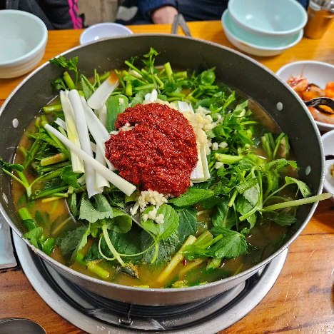 #경남맛집
#경남수동메기맛집
#메기매운탕
#찐맛집

함양에서 올라오는 길
메기매운탕을 정말 오랫만에 먹었답니다.
유명한 곳이긴 하지만
많이 기대는 하지 않았어요.

그런데~~~~~

진심 이렇게 국물이 단백.시원할수 있을까요?
메기살도 너무 보드랍고.민물잡내 하나없고.
육수의 비법을 여쭤보기까지 했답니다.
농담으로 말씀해주시긴 했지만.

메기매운탕이 이렇게 맛있다는걸
이번 처음 알았습니다.